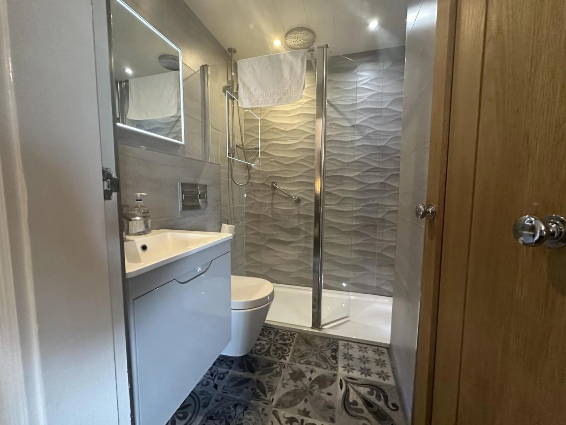 Shower in The Original Rosslyn Inn