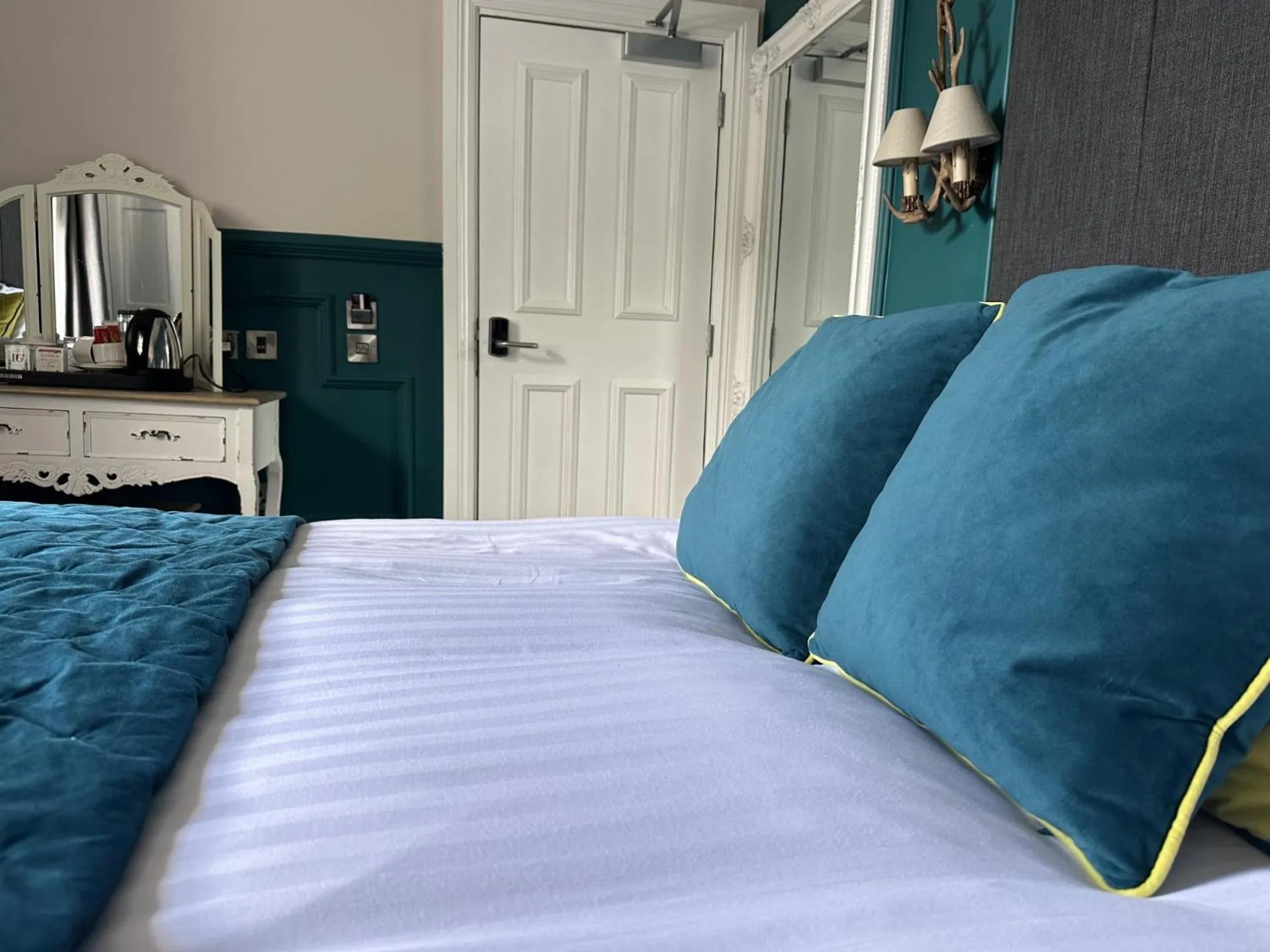 Bed in The Original Rosslyn Inn