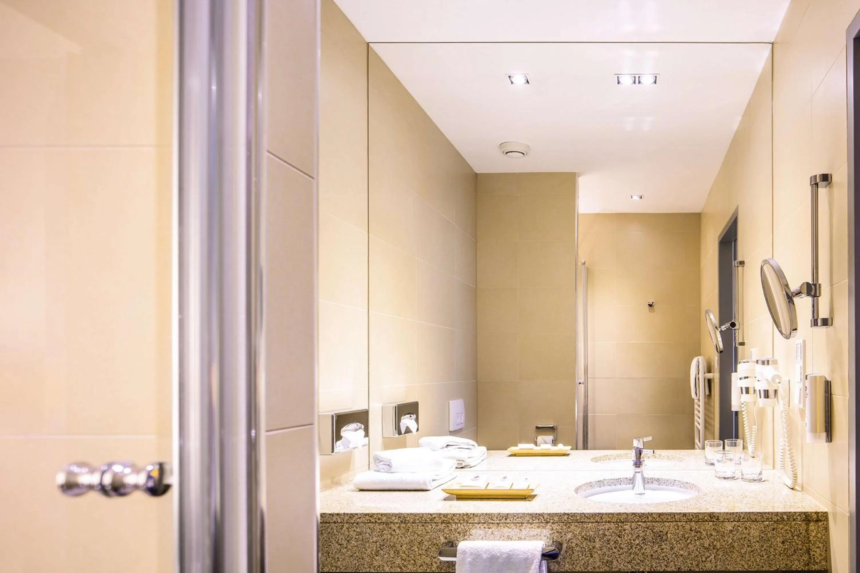Bathroom in Lanzcarré Hotel Mannheim, a member of Radisson Individuals