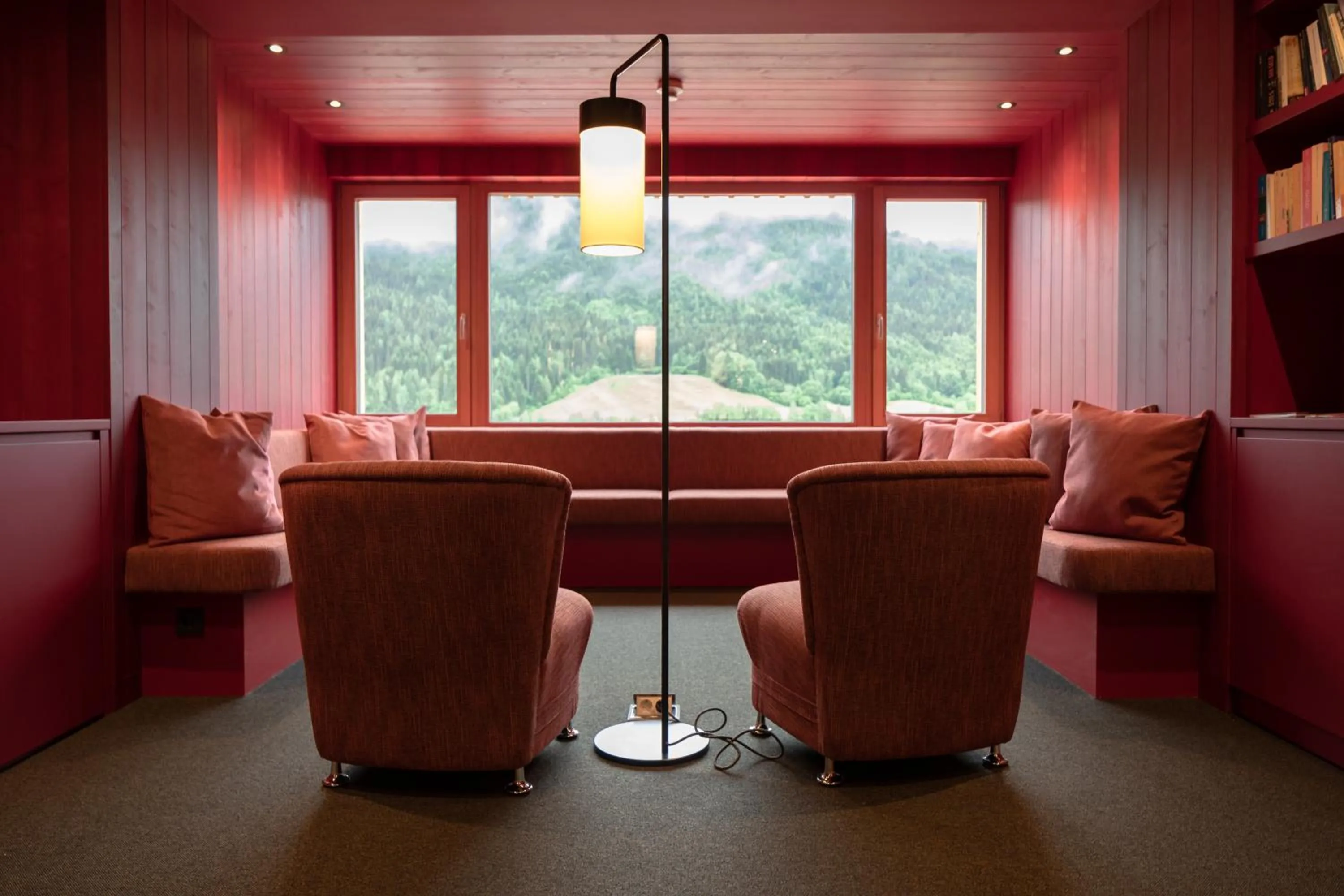 Library in Hotel Neusacherhof