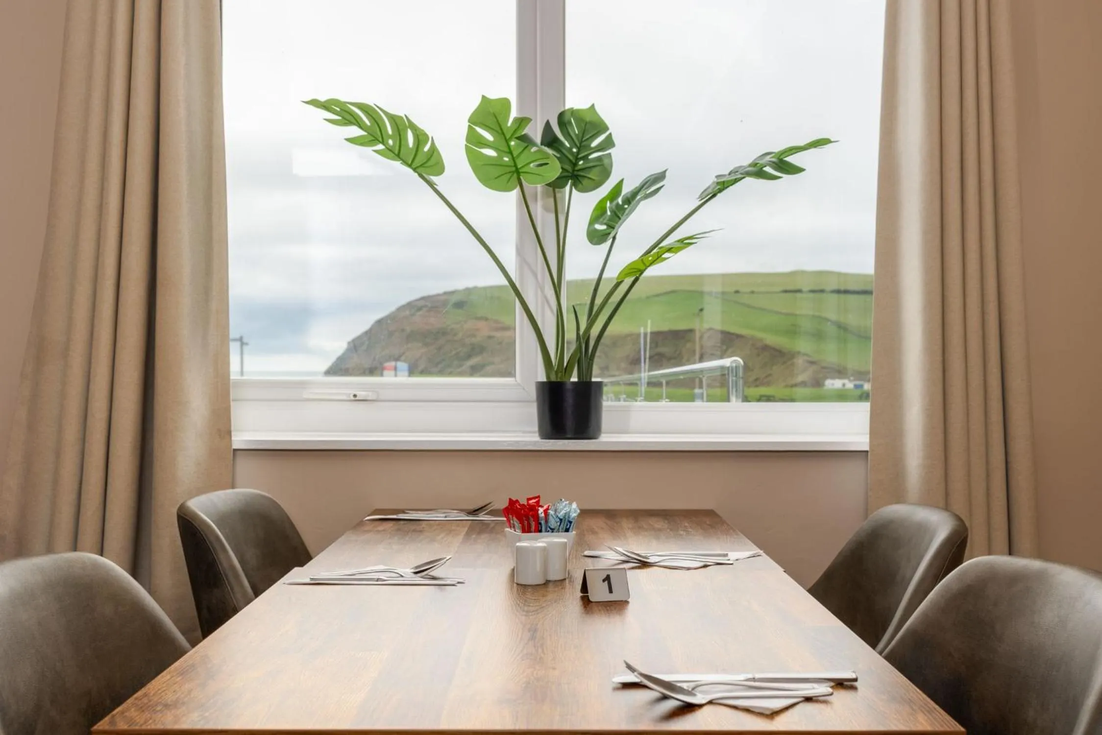 Restaurant/places to eat in Seacote Hotel