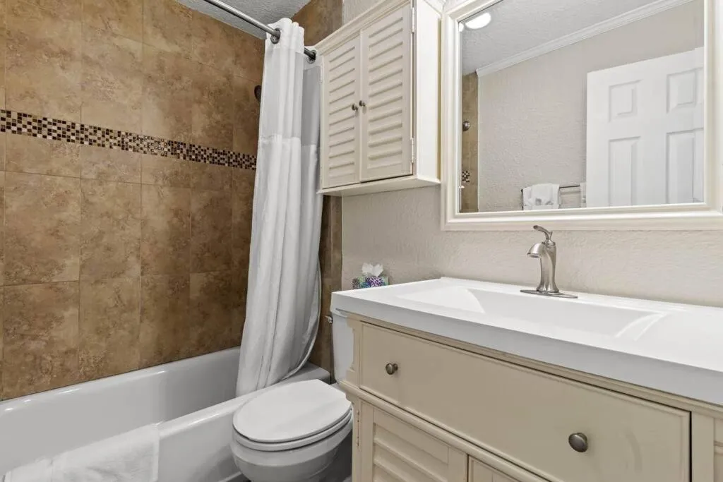 409-Waterfront View, WIFI, Pool, Close to BUCS Stadium