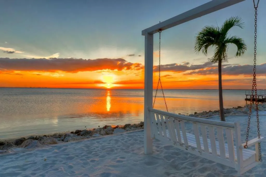 409-Waterfront View, WIFI, Pool, Close to BUCS Stadium