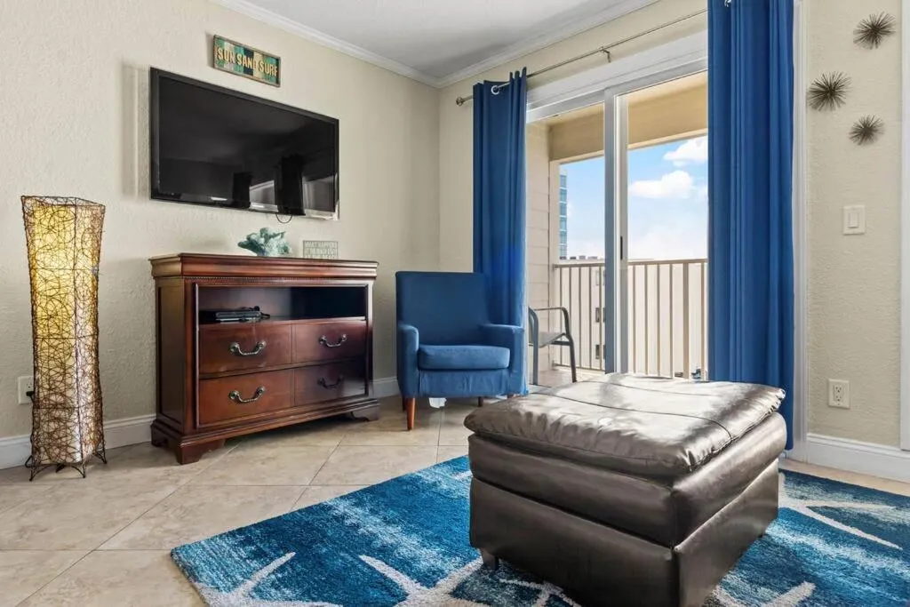 409-Waterfront View, WIFI, Pool, Close to BUCS Stadium