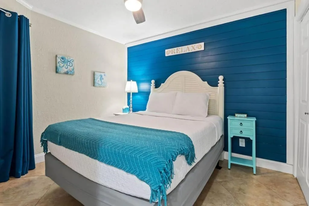 Bed in 409-Waterfront View, WIFI, Pool, Close to BUCS Stadium