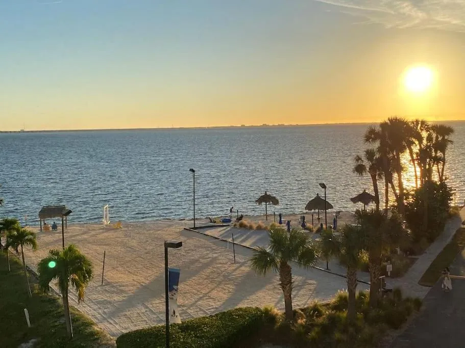 409-Waterfront View, WIFI, Pool, Close to BUCS Stadium