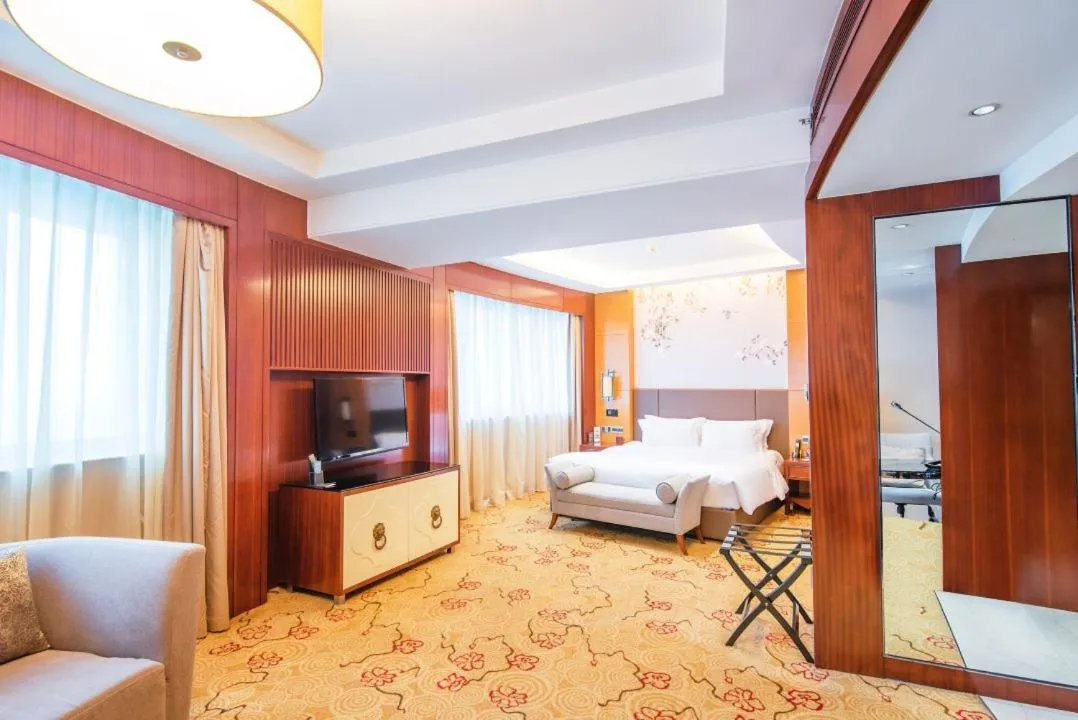Property building, Bed in Sofitel Silver Plaza Jinan