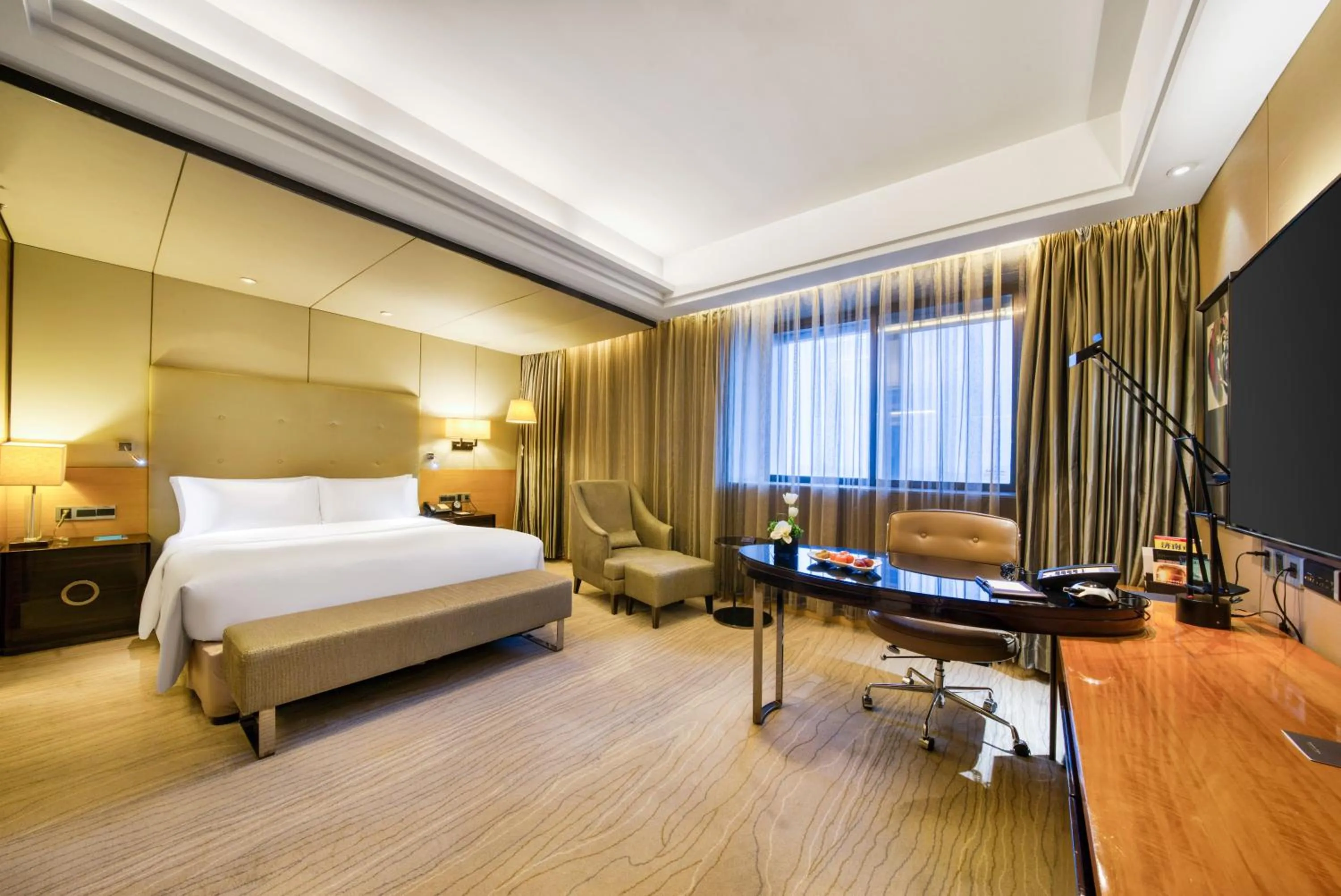Property building, Bed in Sofitel Silver Plaza Jinan