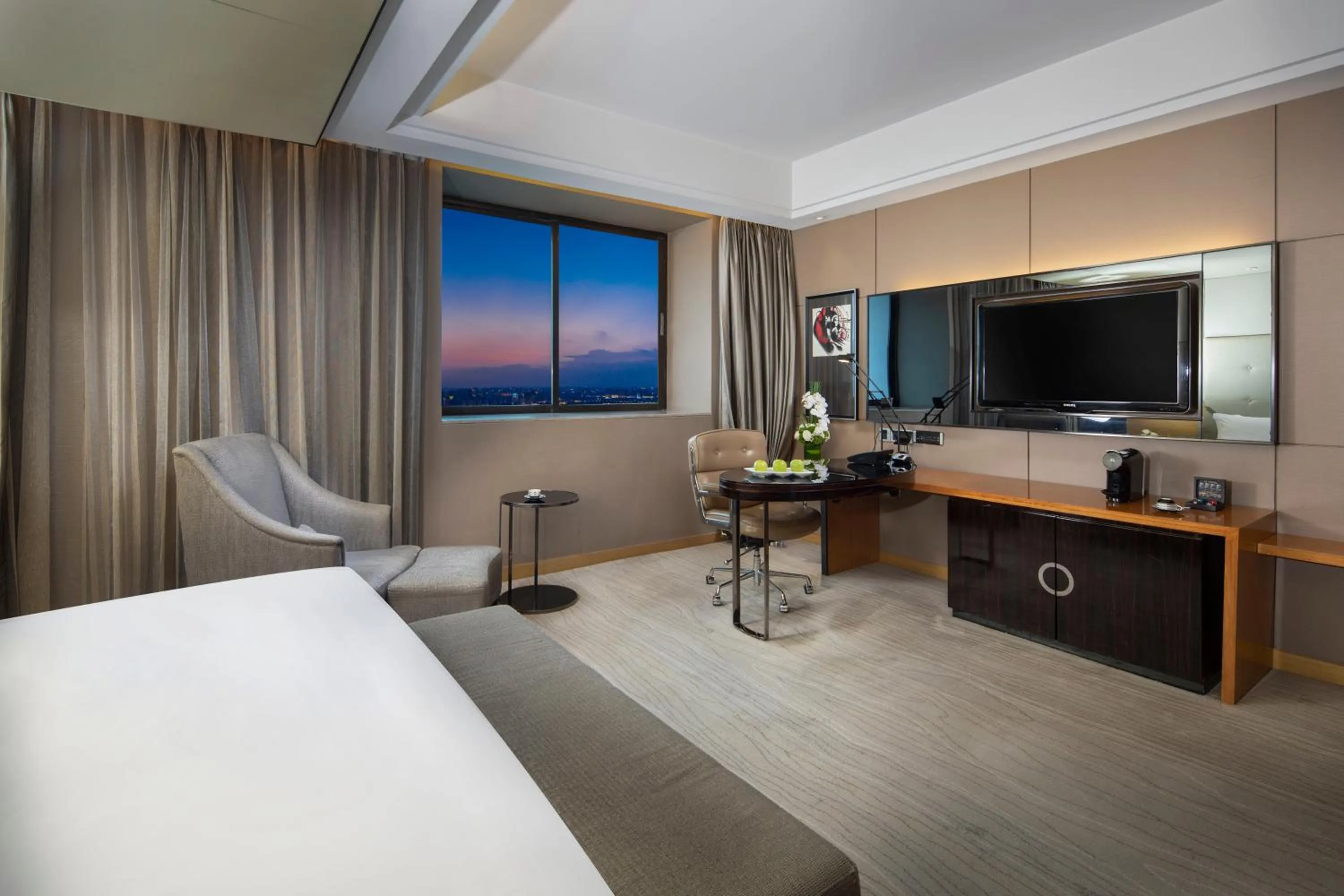 Property building, Bed in Sofitel Silver Plaza Jinan
