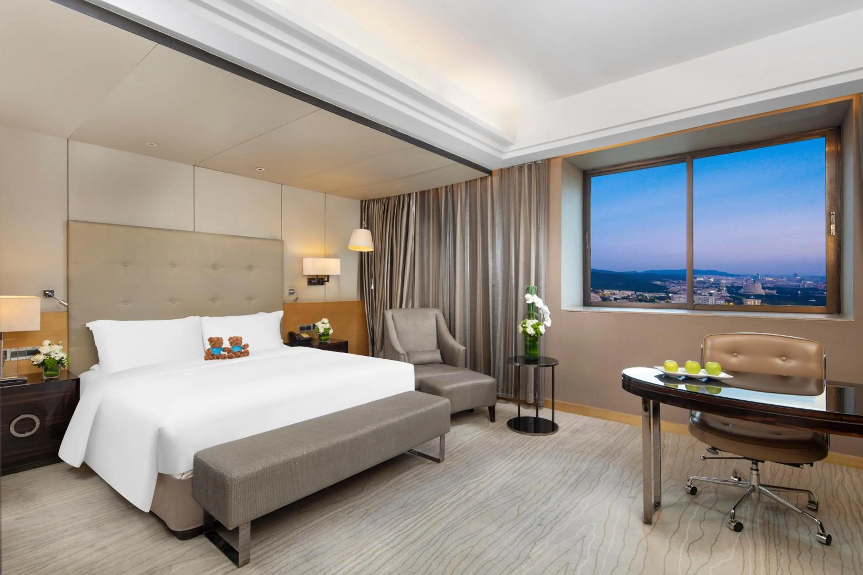 Property building, Bed in Sofitel Silver Plaza Jinan