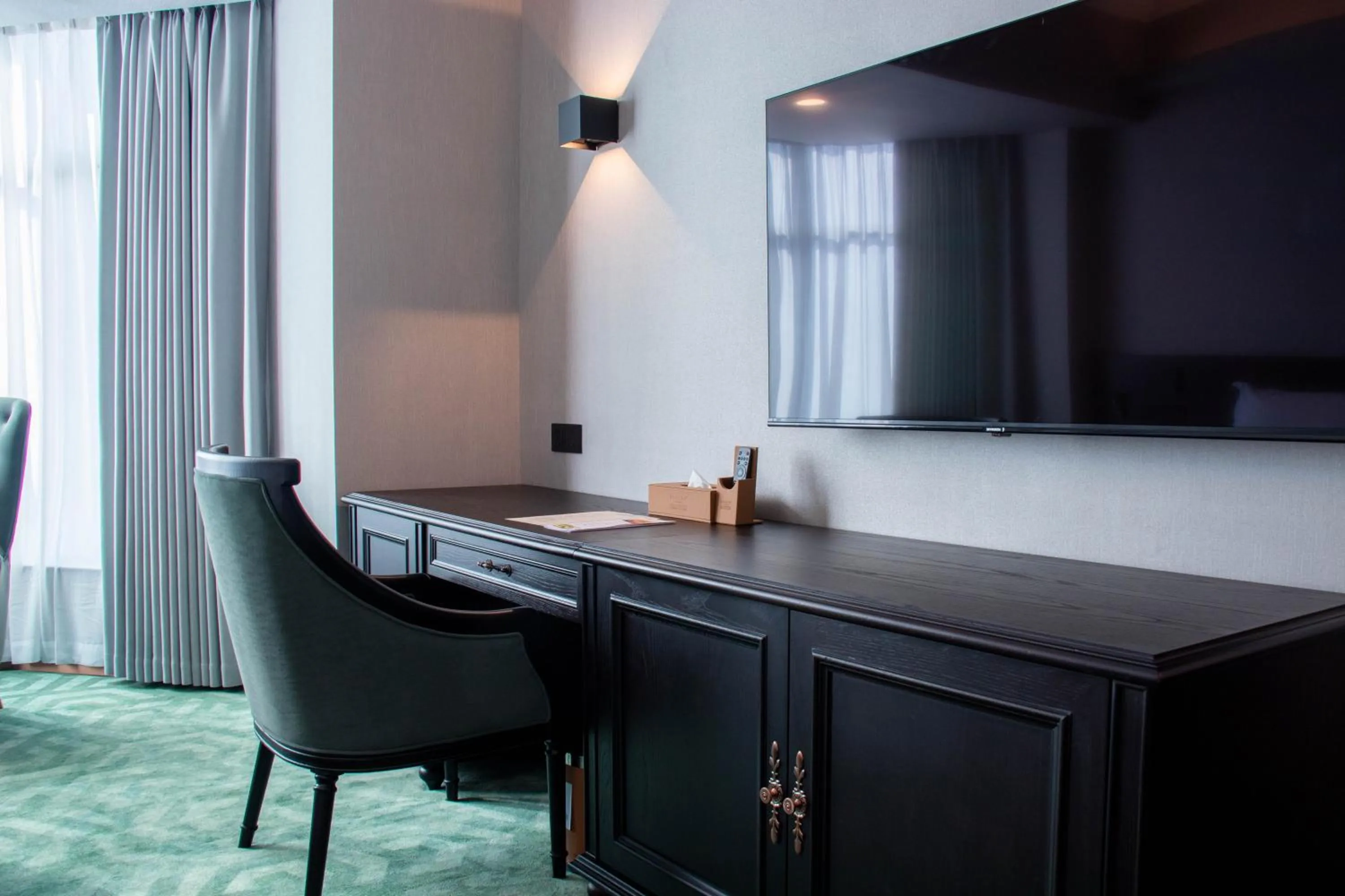 Seating area in Ramada by Wyndham Pearl Guangzhou-Canton Fair Free Shuttle Bus