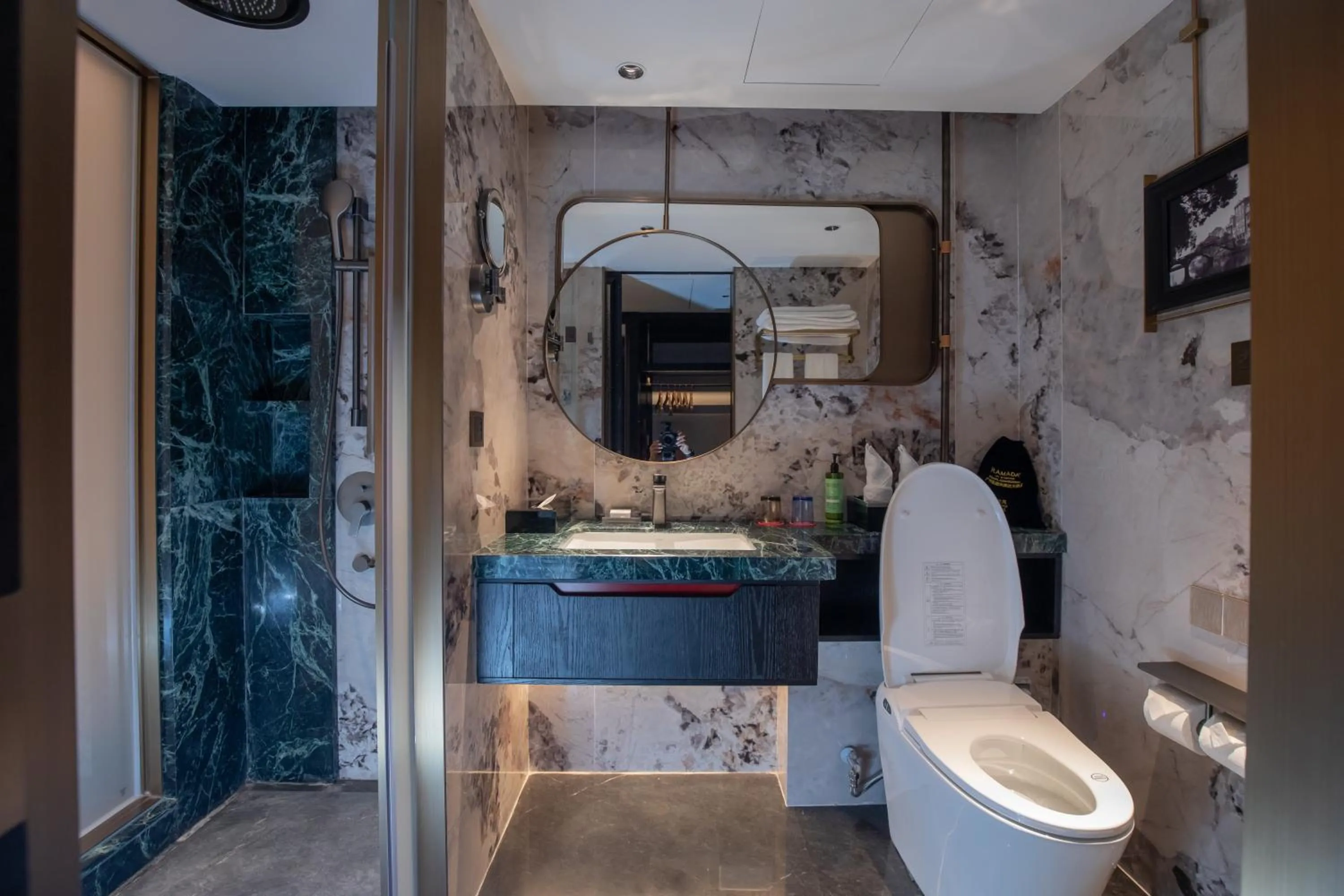 Ramada by Wyndham Pearl Guangzhou-Canton Fair Free Shuttle Bus