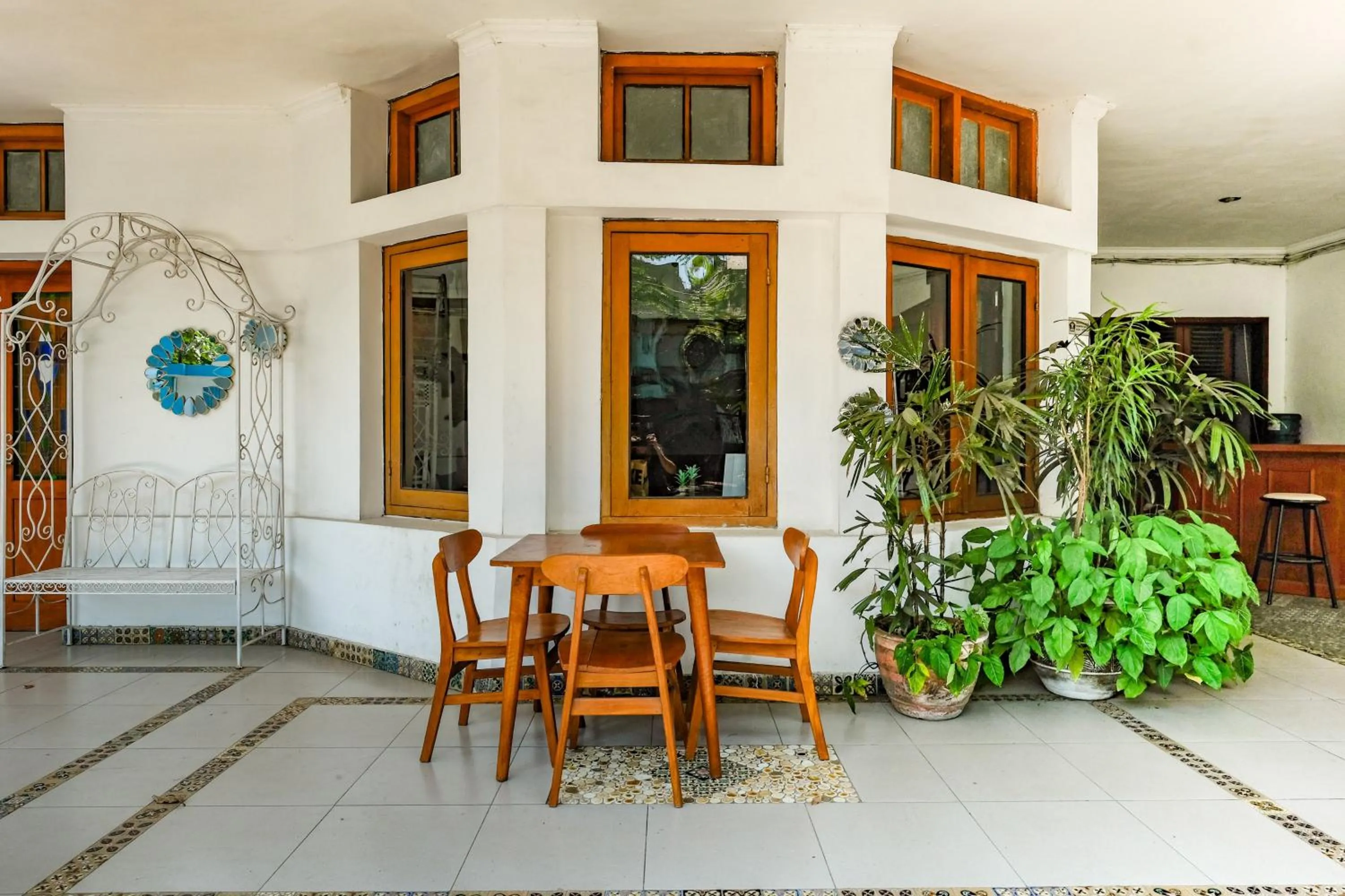 Seating area in Urbanview Hotel Griya Surya Malang by RedDoorz