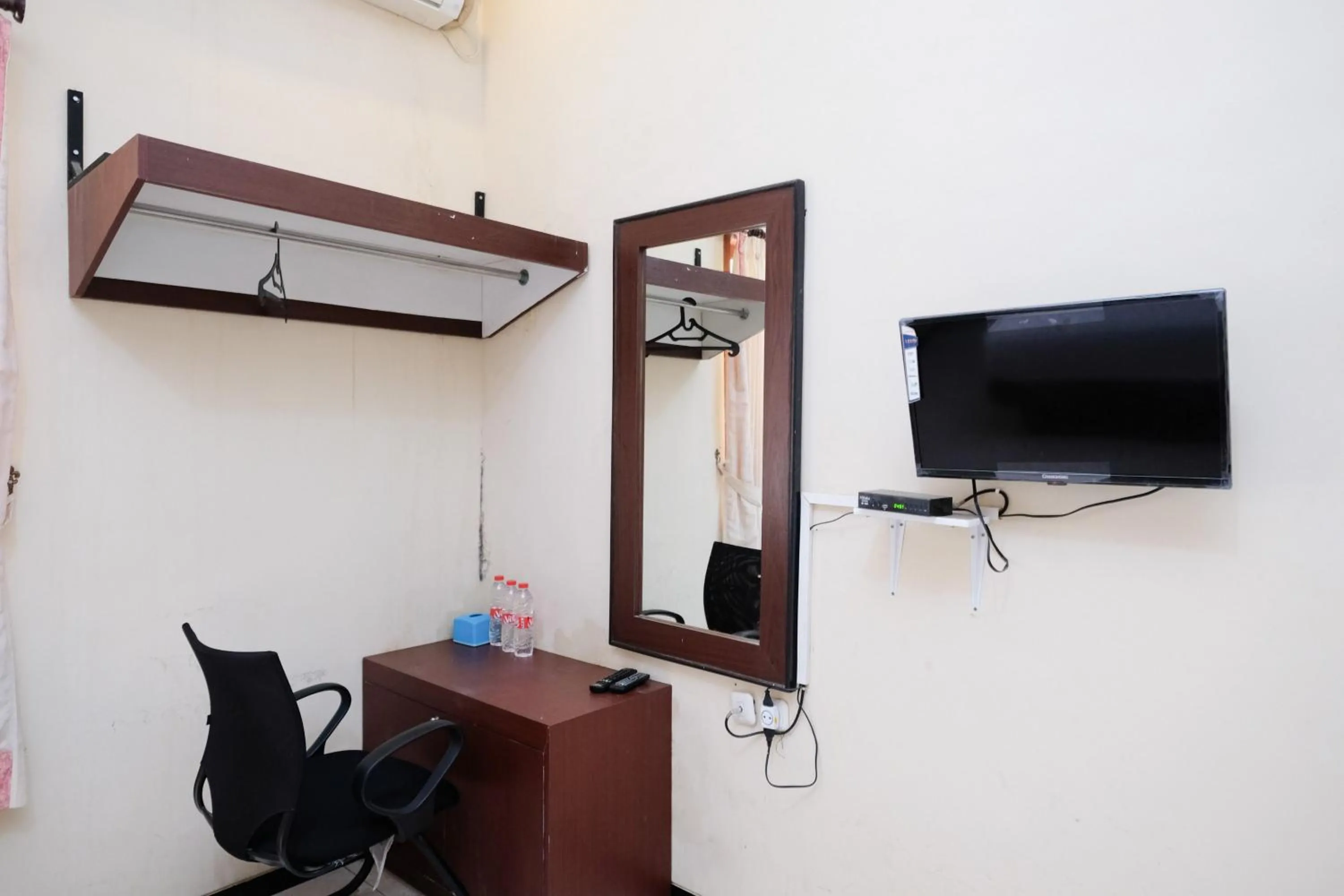 Seating area in Urbanview Hotel Griya Surya Malang by RedDoorz