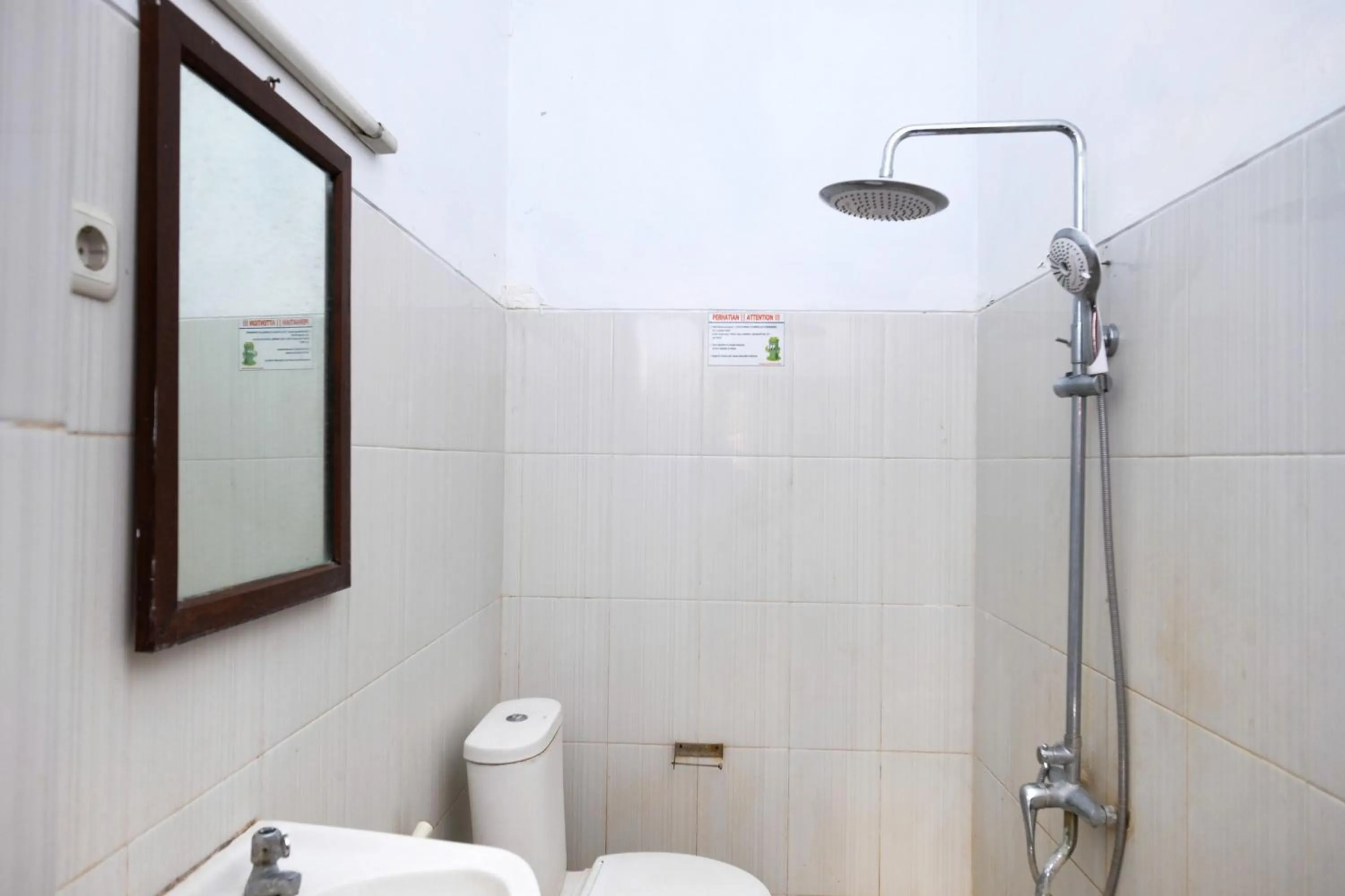 Bathroom in Urbanview Hotel Griya Surya Malang by RedDoorz