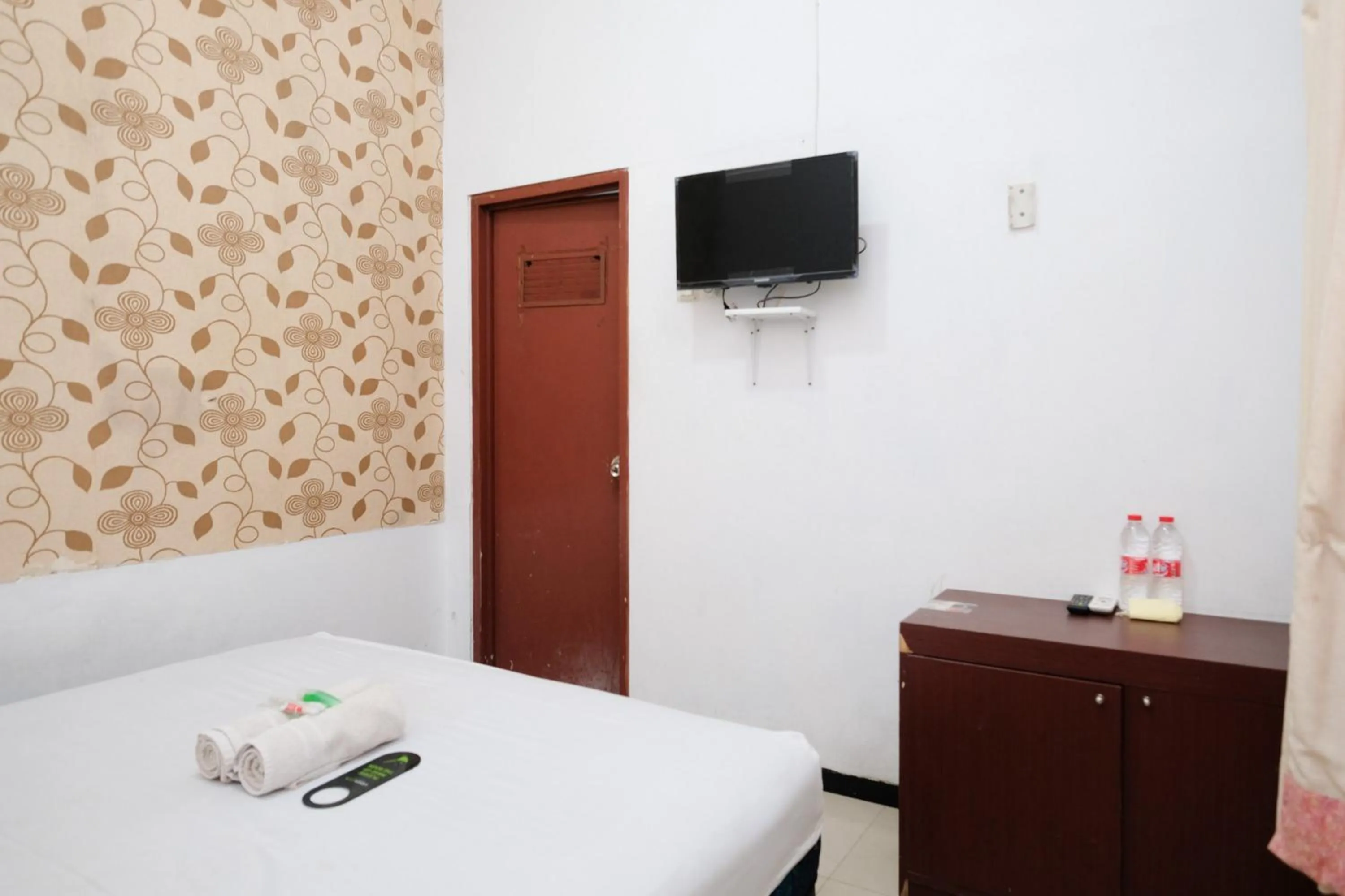 Bedroom, Bed in Urbanview Hotel Griya Surya Malang by RedDoorz