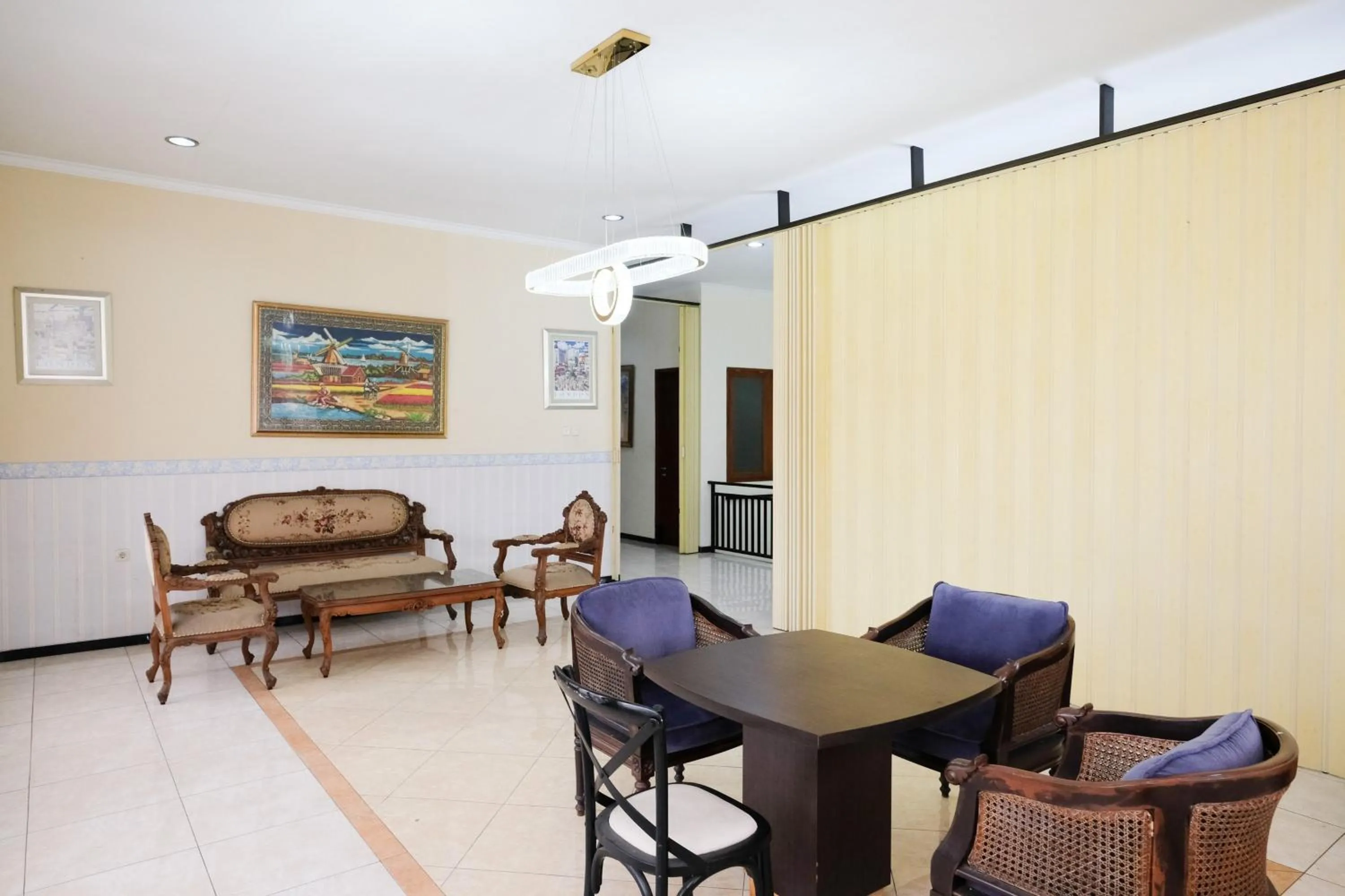 Seating area in Urbanview Hotel Griya Surya Malang by RedDoorz