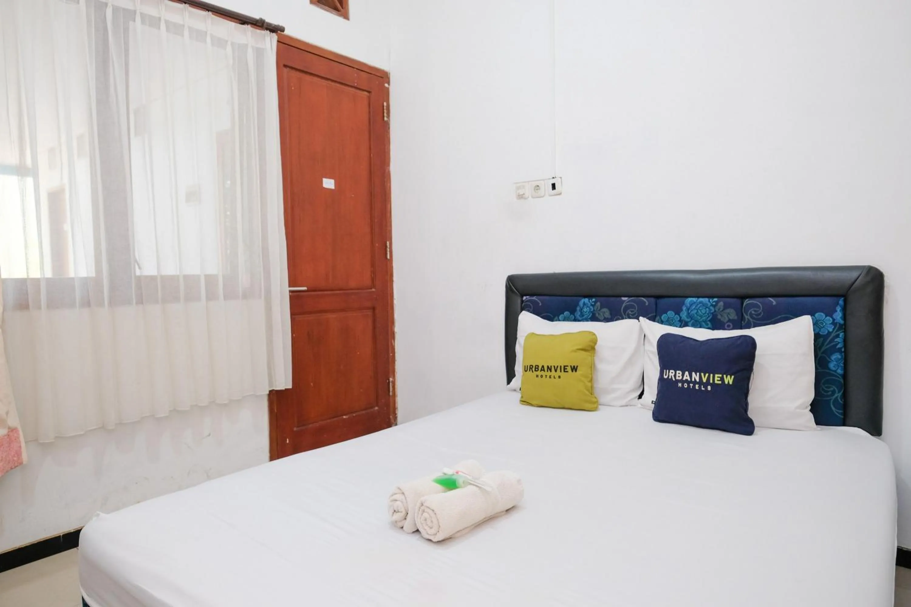 Bedroom, Bed in Urbanview Hotel Griya Surya Malang by RedDoorz
