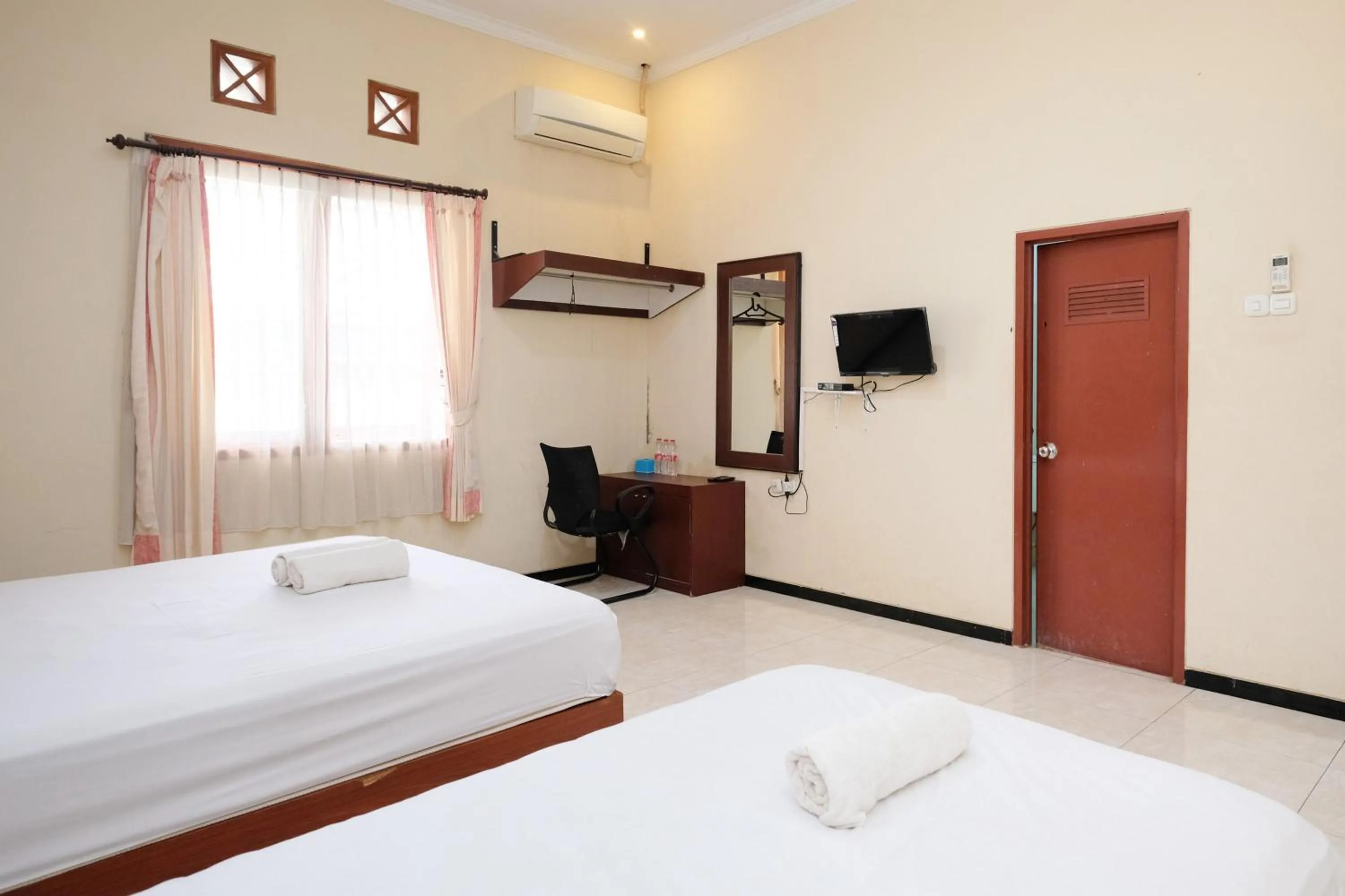 Bedroom, Bed in Urbanview Hotel Griya Surya Malang by RedDoorz