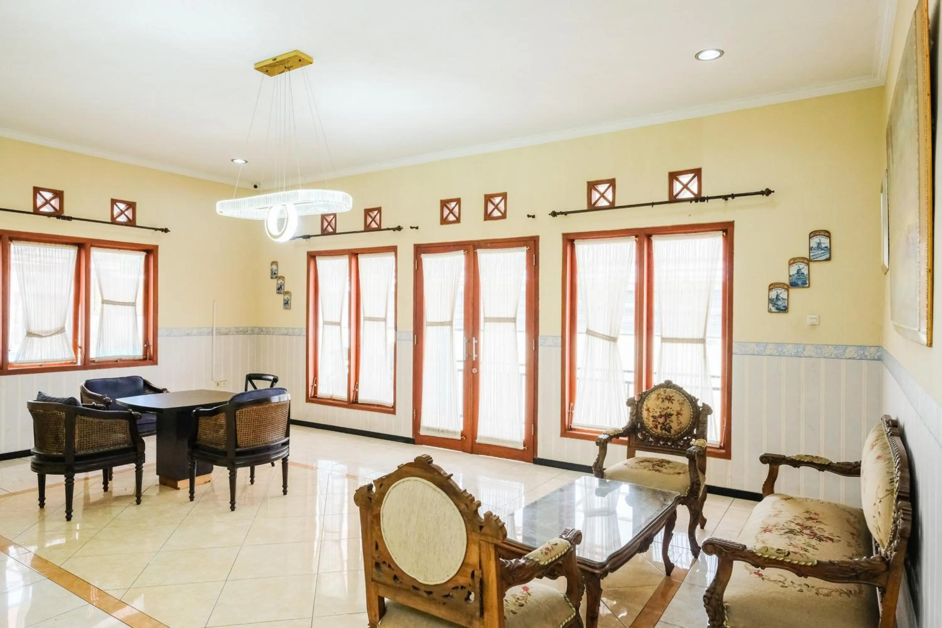 Seating area in Urbanview Hotel Griya Surya Malang by RedDoorz