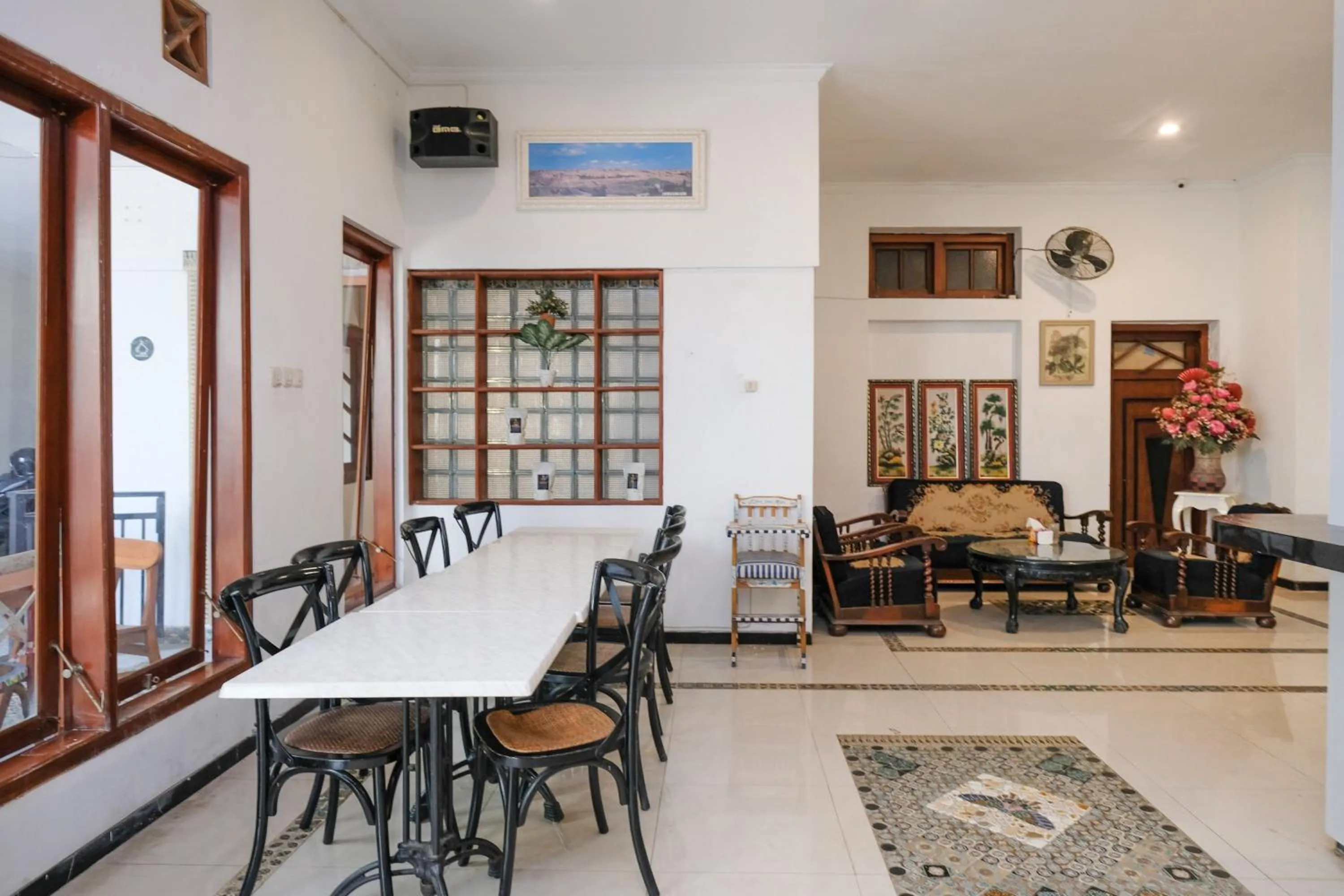 Seating area in Urbanview Hotel Griya Surya Malang by RedDoorz