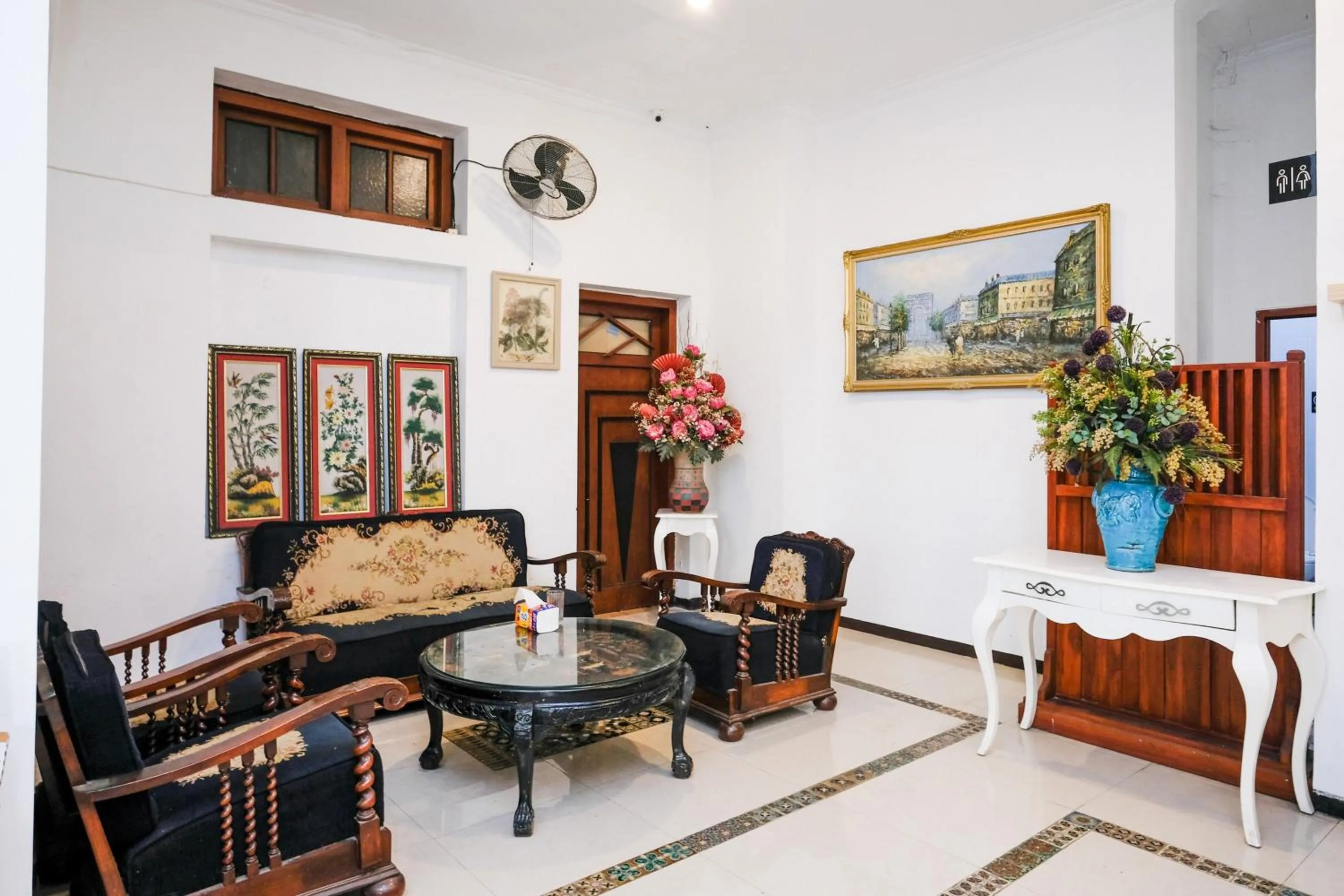 Seating area in Urbanview Hotel Griya Surya Malang by RedDoorz