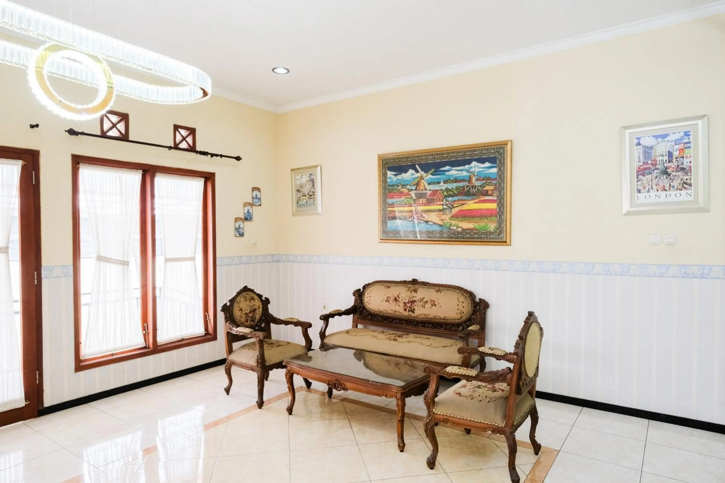 Seating area in Urbanview Hotel Griya Surya Malang by RedDoorz