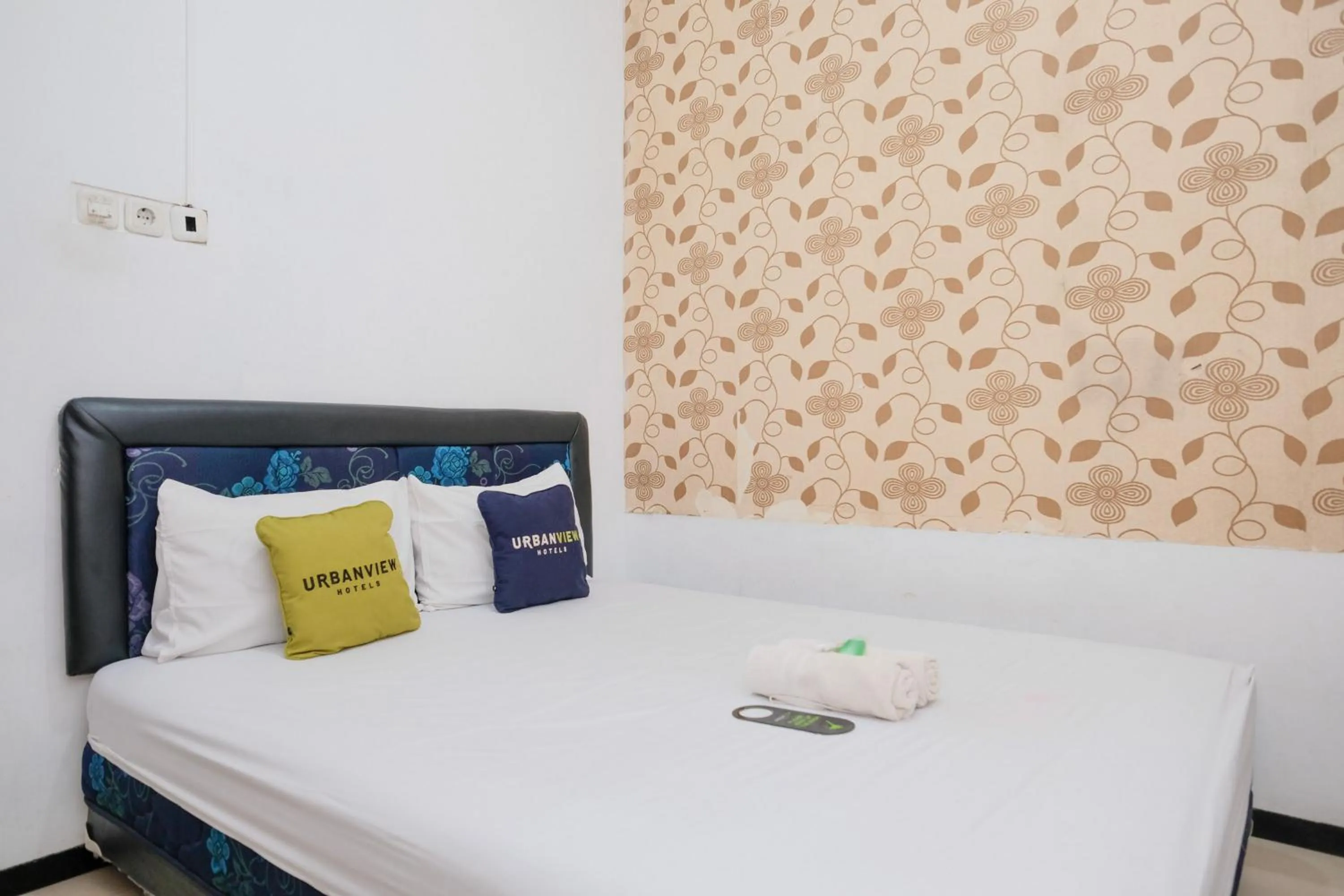Bedroom, Bed in Urbanview Hotel Griya Surya Malang by RedDoorz