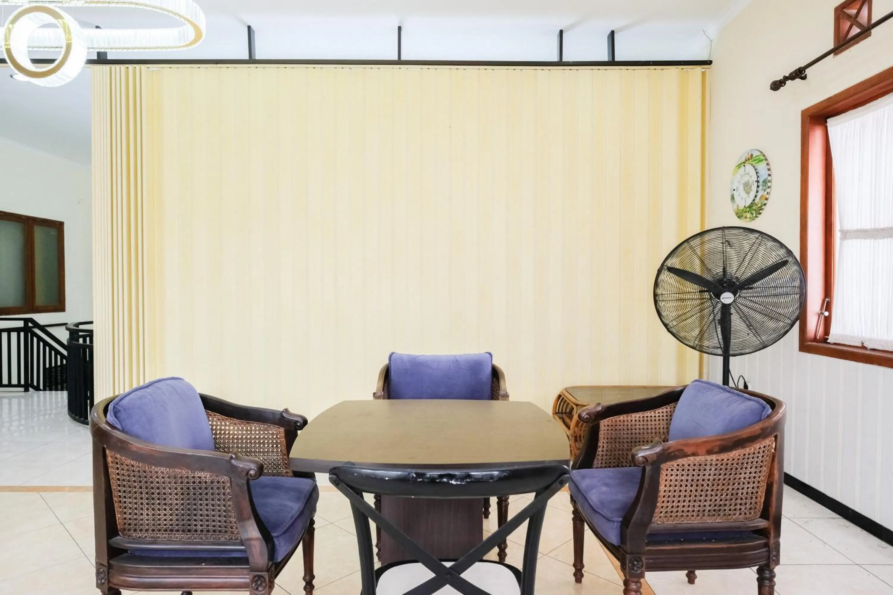 Seating area in Urbanview Hotel Griya Surya Malang by RedDoorz