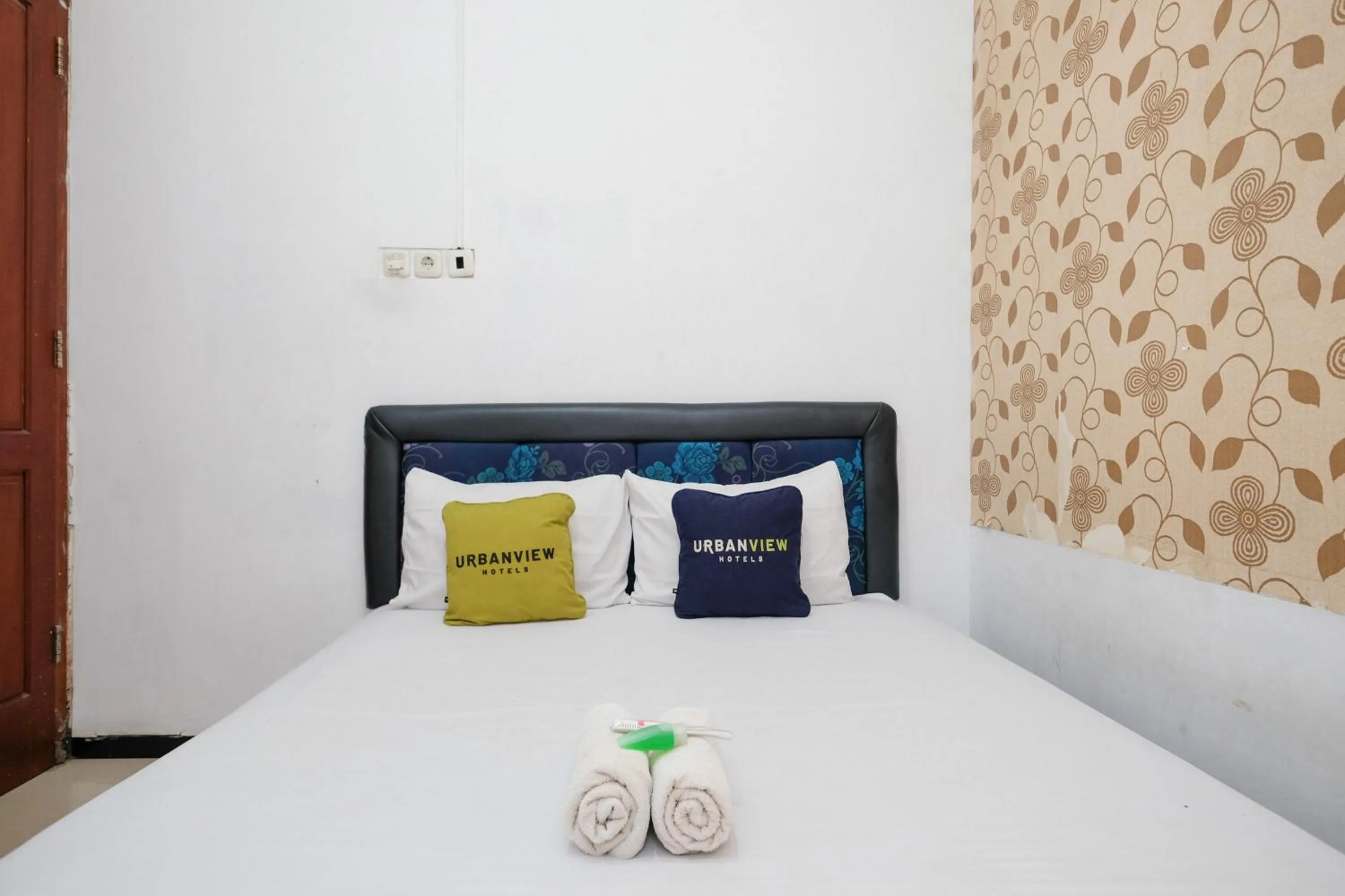 Bedroom, Bed in Urbanview Hotel Griya Surya Malang by RedDoorz