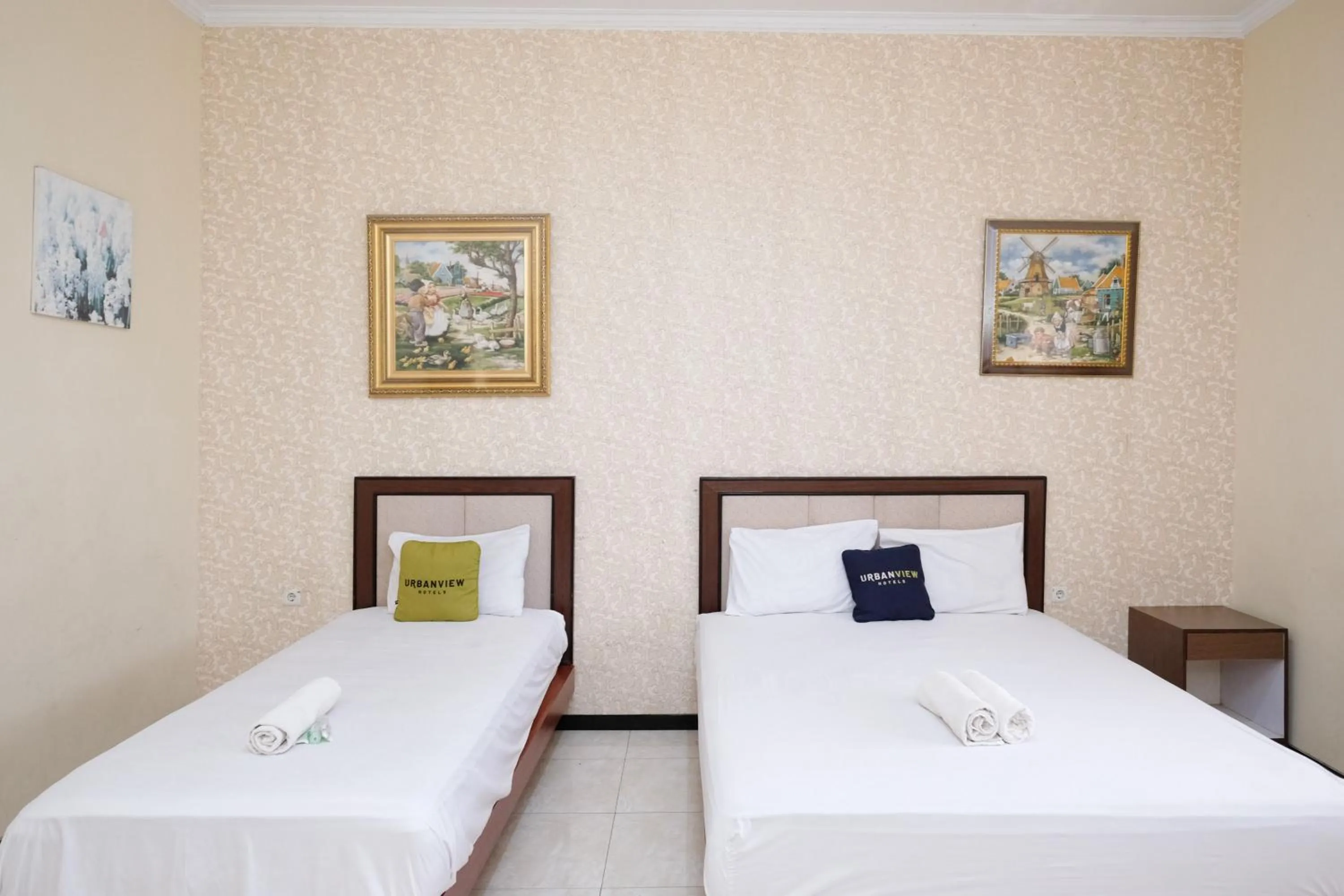 Bedroom, Bed in Urbanview Hotel Griya Surya Malang by RedDoorz