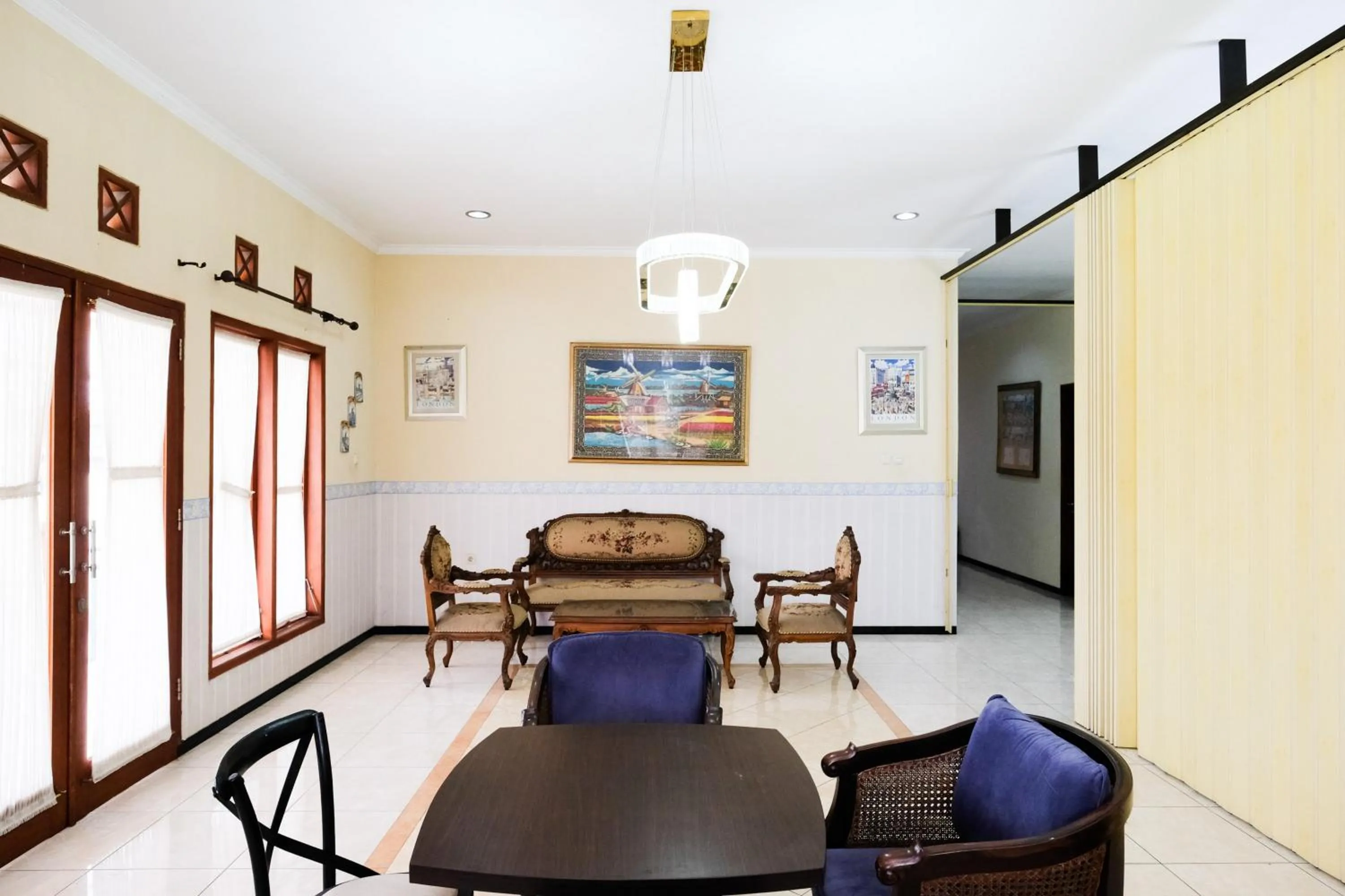 Seating area in Urbanview Hotel Griya Surya Malang by RedDoorz