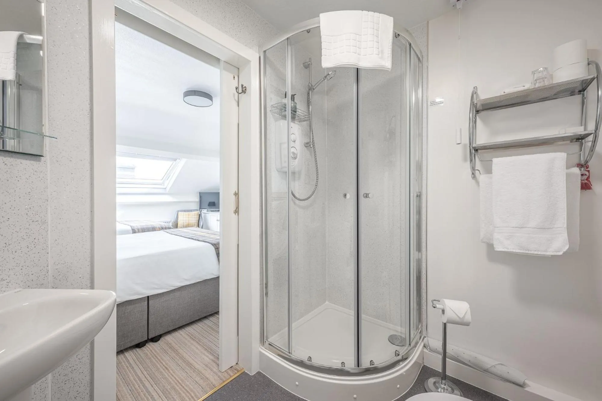 Shower, Bed in Blue Swallow