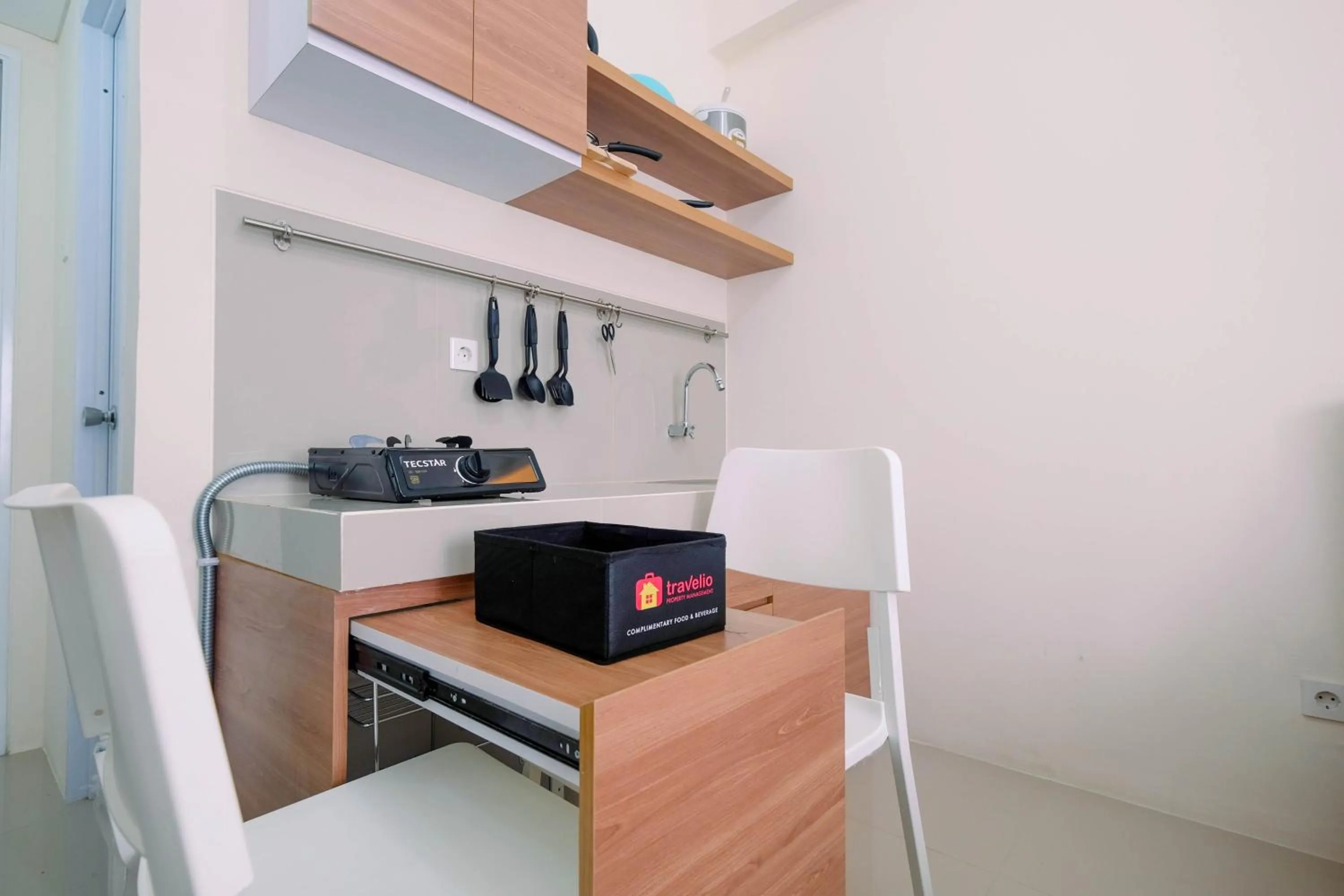 Kitchen or kitchenette in Homey Studio Apartment at Bogorienze By Travelio