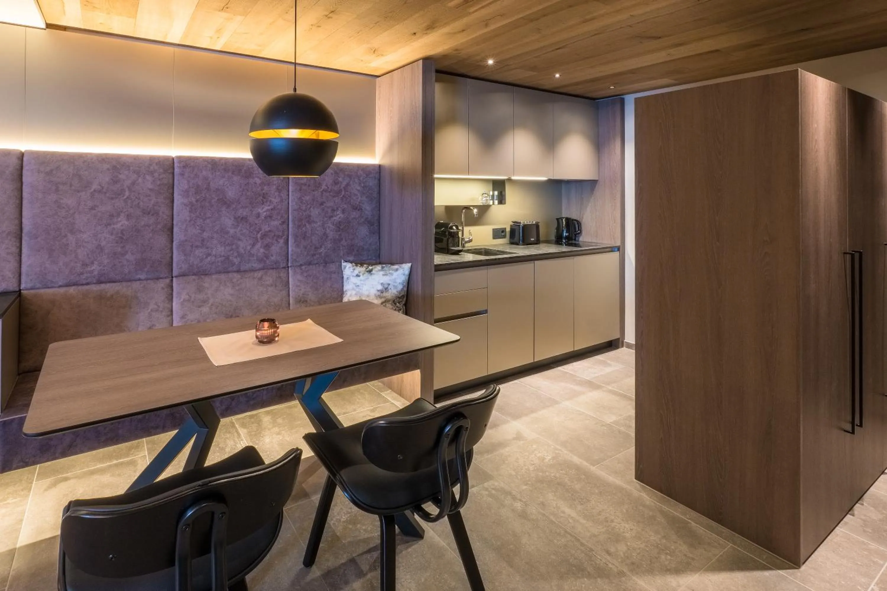 Dining area in VIER Studios & Restaurant