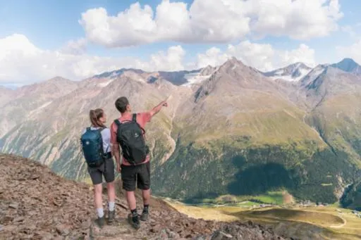 Hiking in VIER Studios & Restaurant