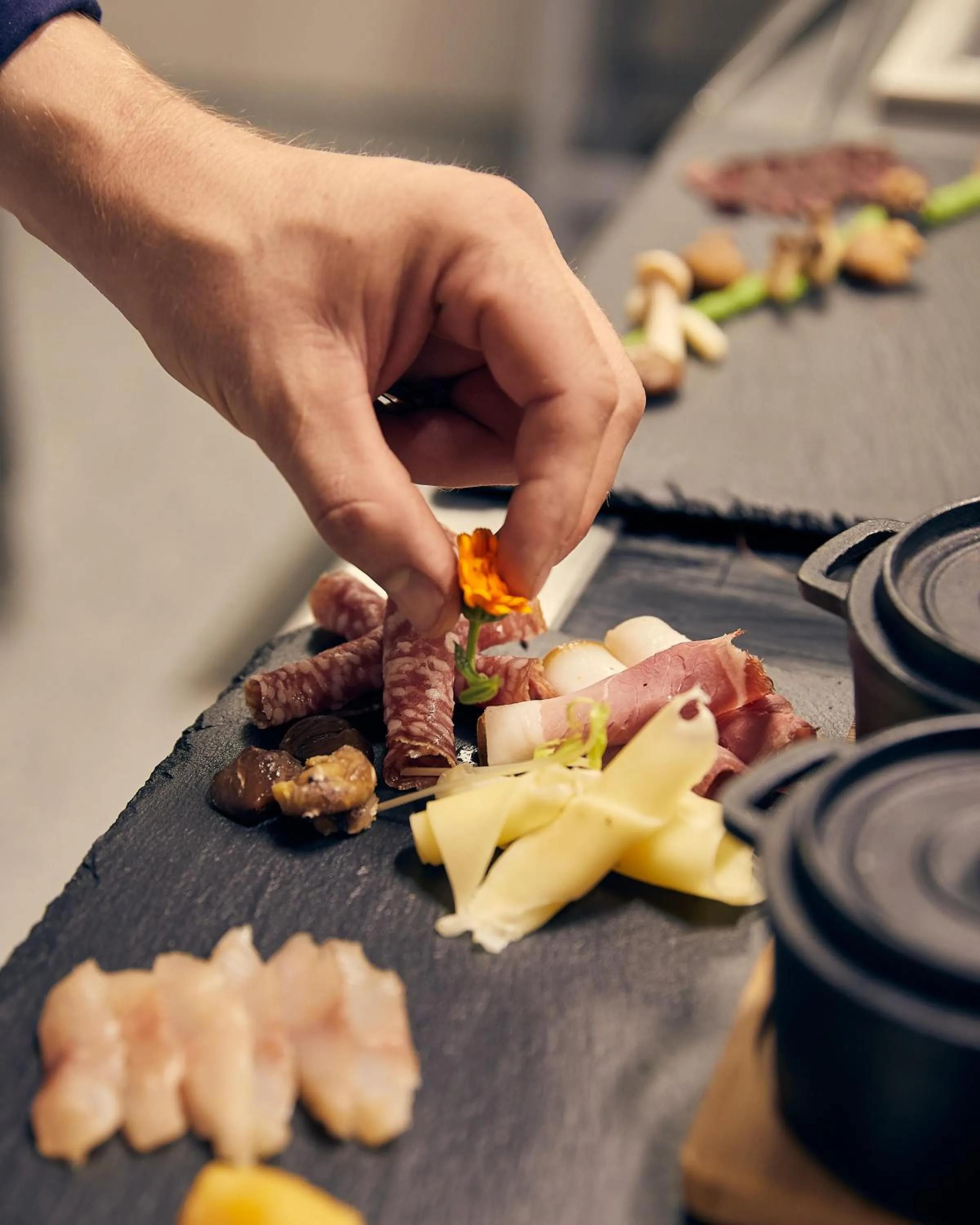 Restaurant/places to eat in VIER Studios & Restaurant