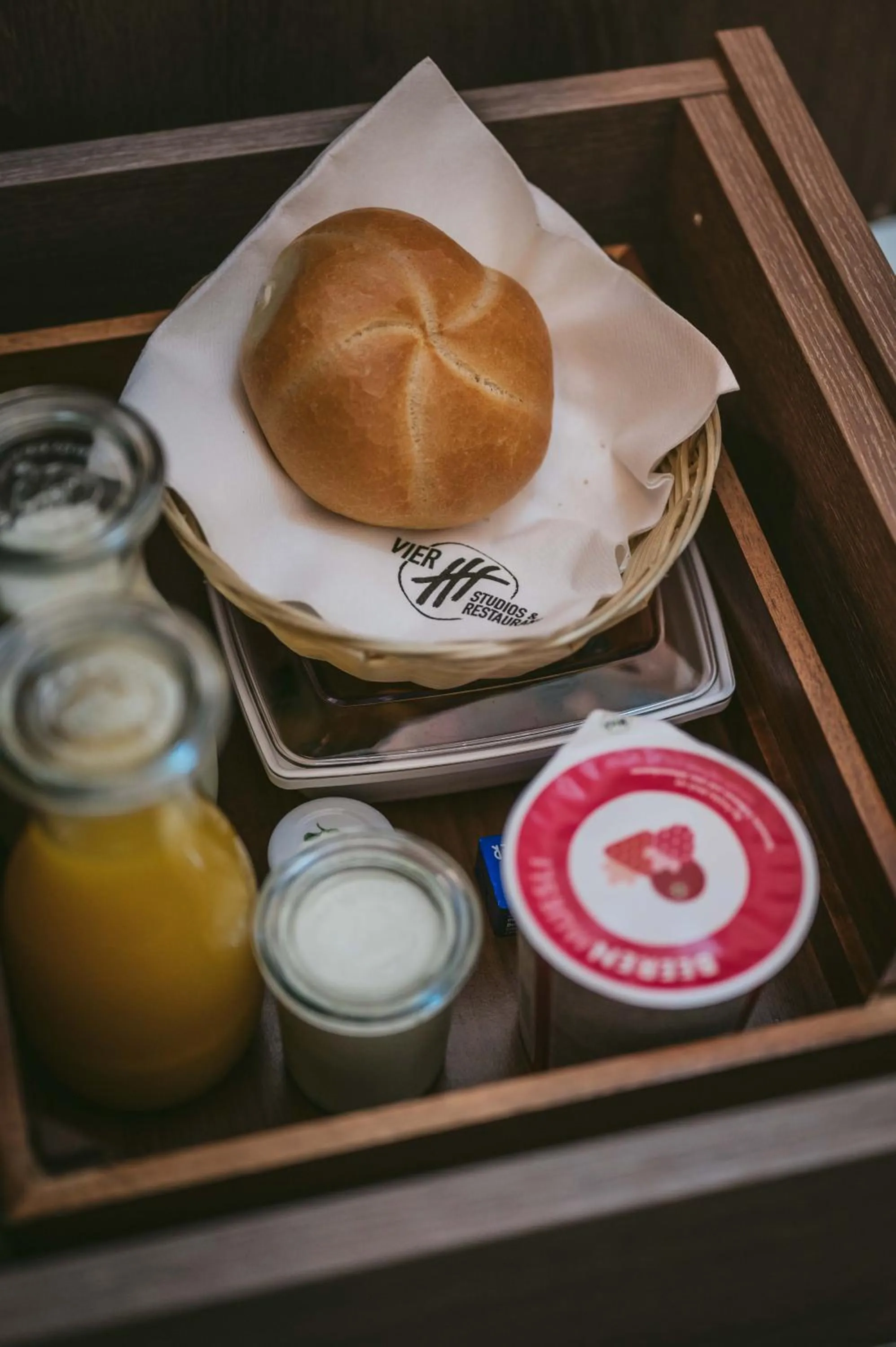 Breakfast in VIER Studios & Restaurant