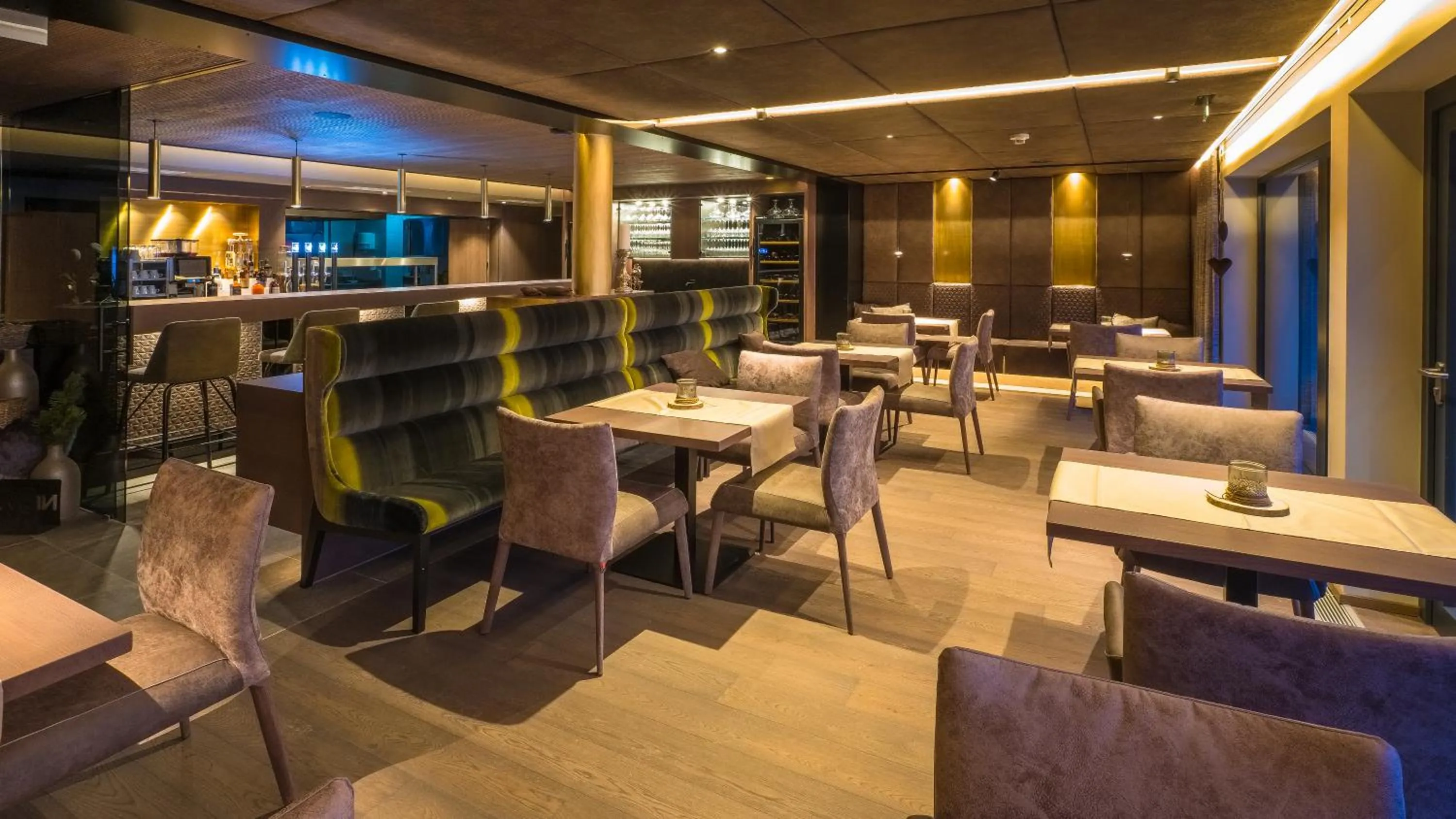 Restaurant/places to eat in VIER Studios & Restaurant