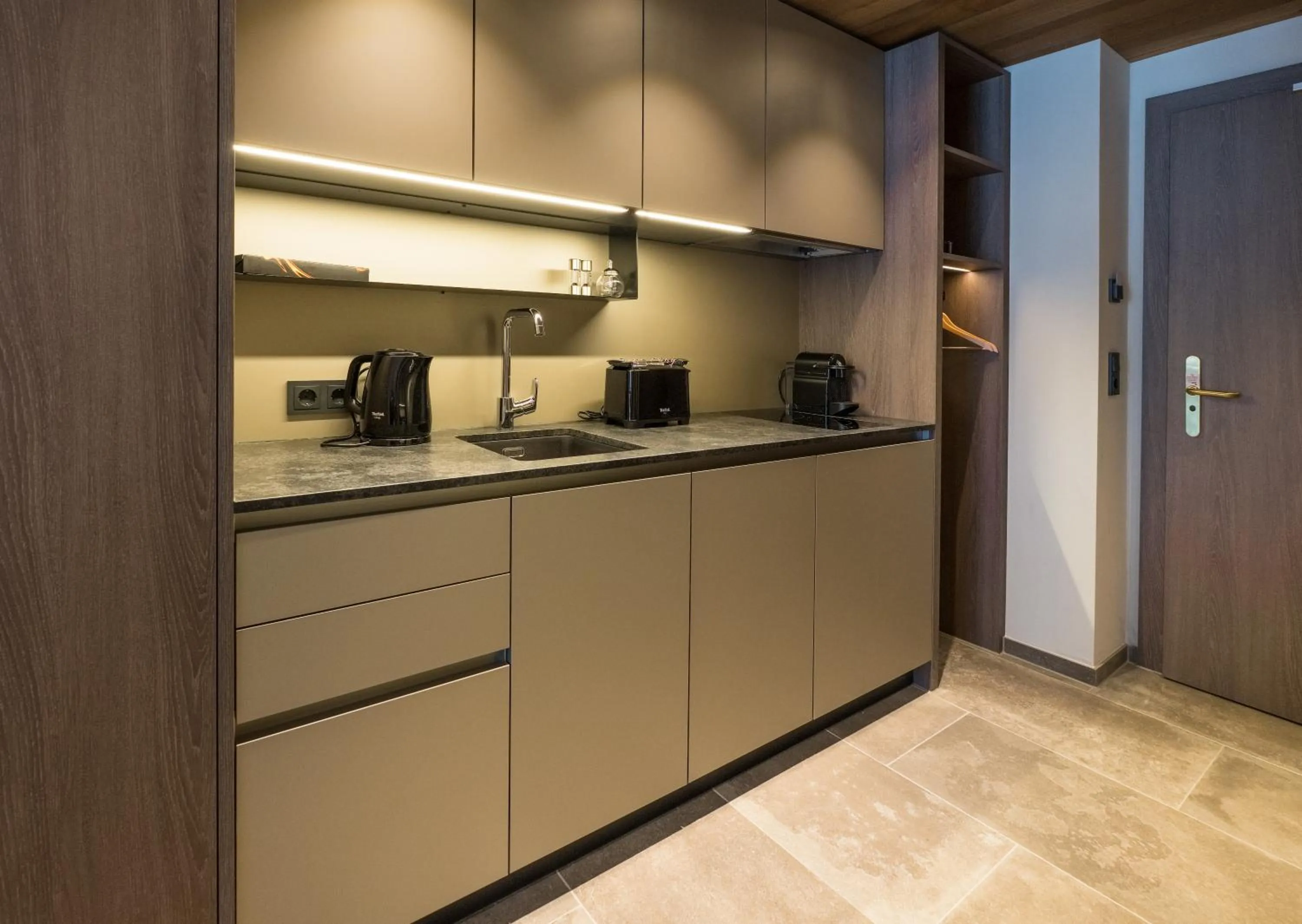 Kitchen or kitchenette in VIER Studios & Restaurant