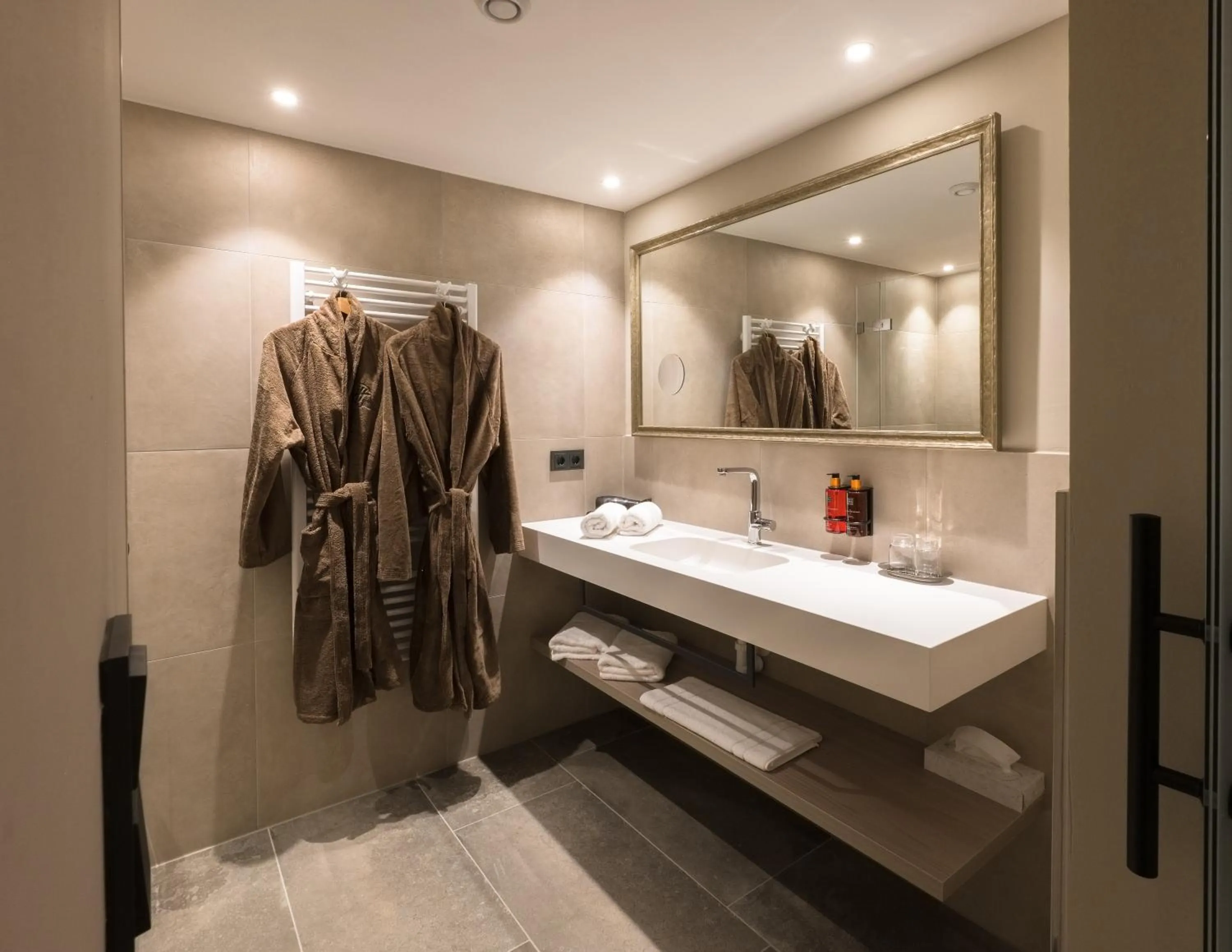 Bathroom in VIER Studios & Restaurant