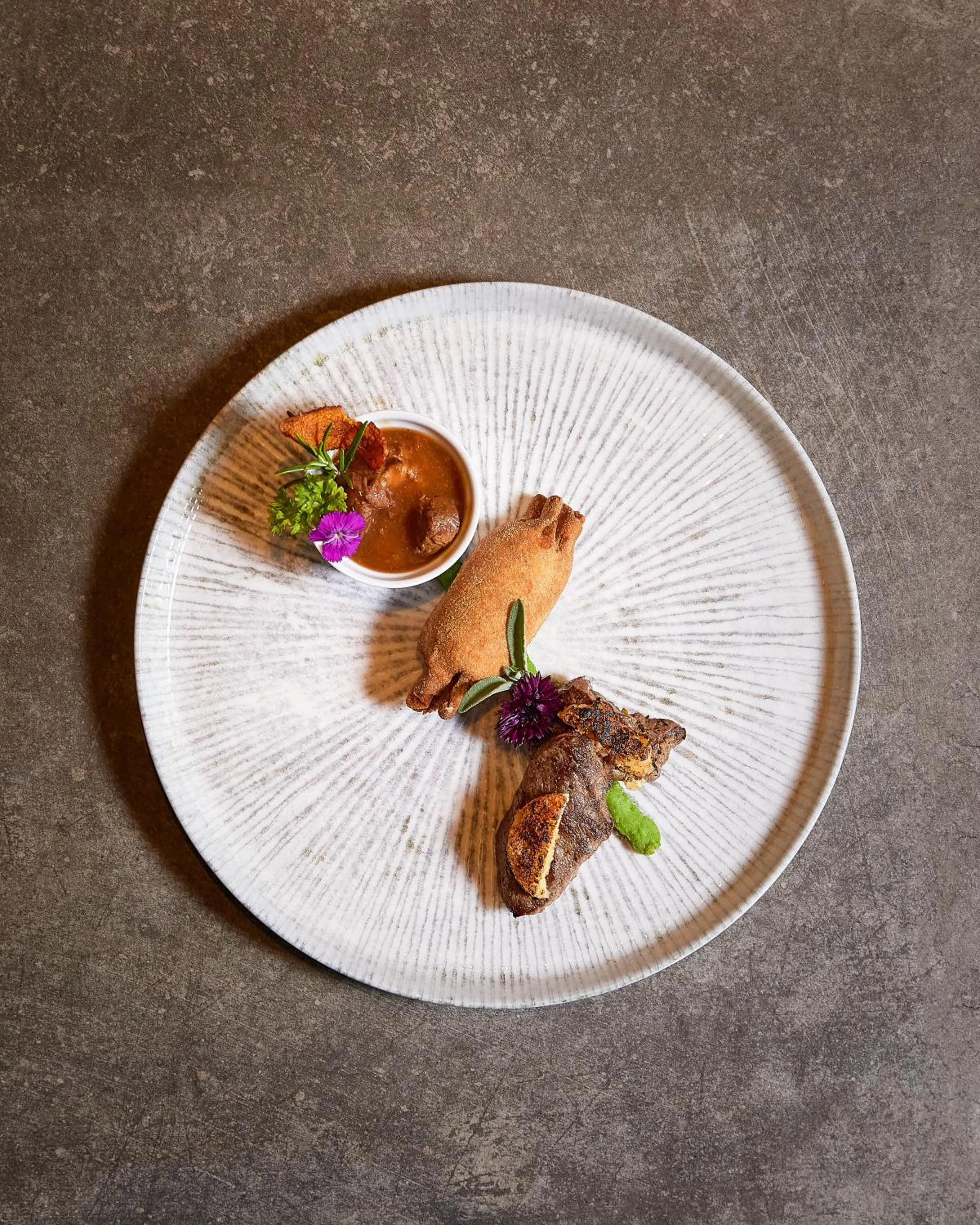 Restaurant/places to eat in VIER Studios & Restaurant