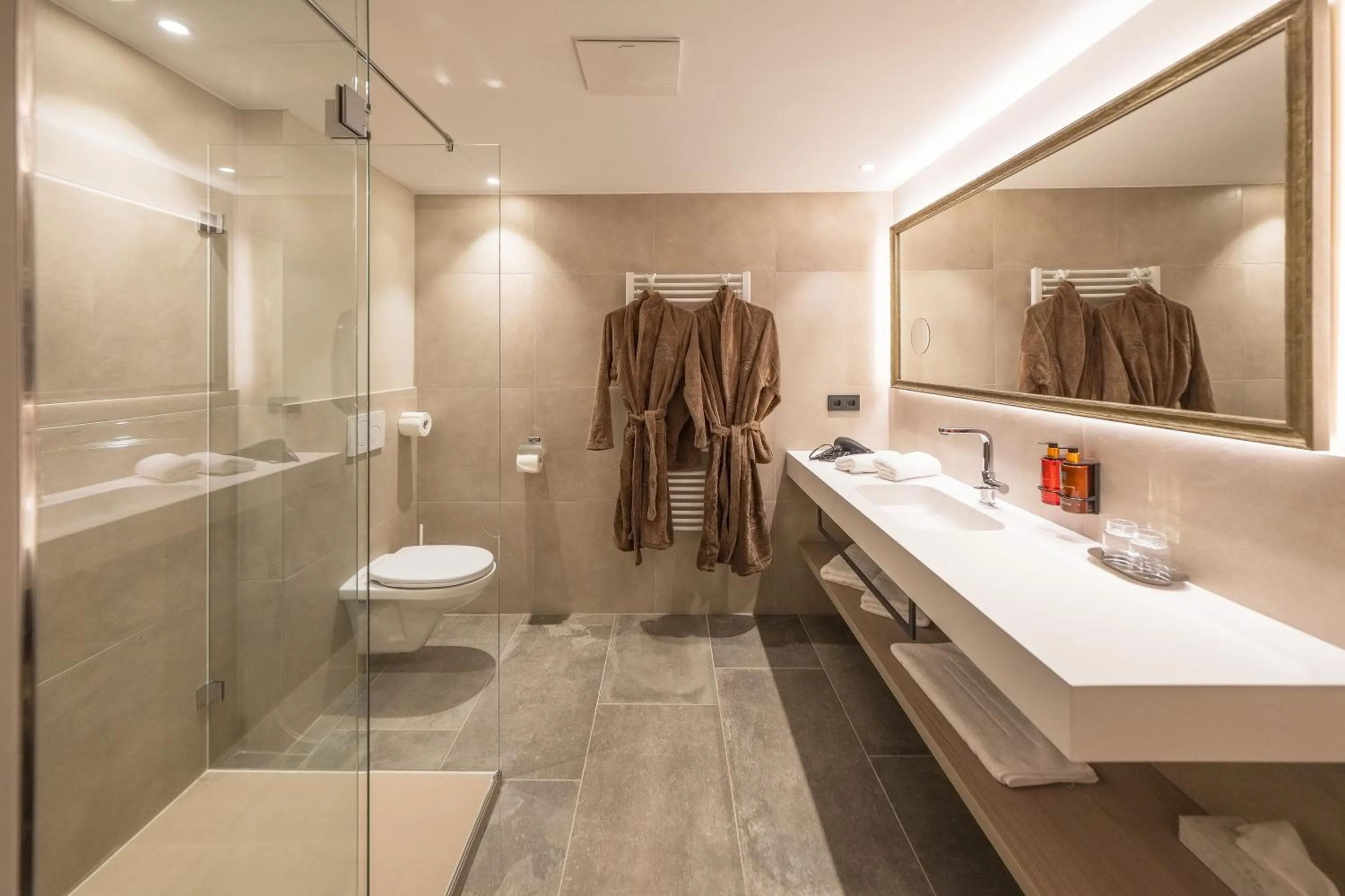 Bathroom in VIER Studios & Restaurant