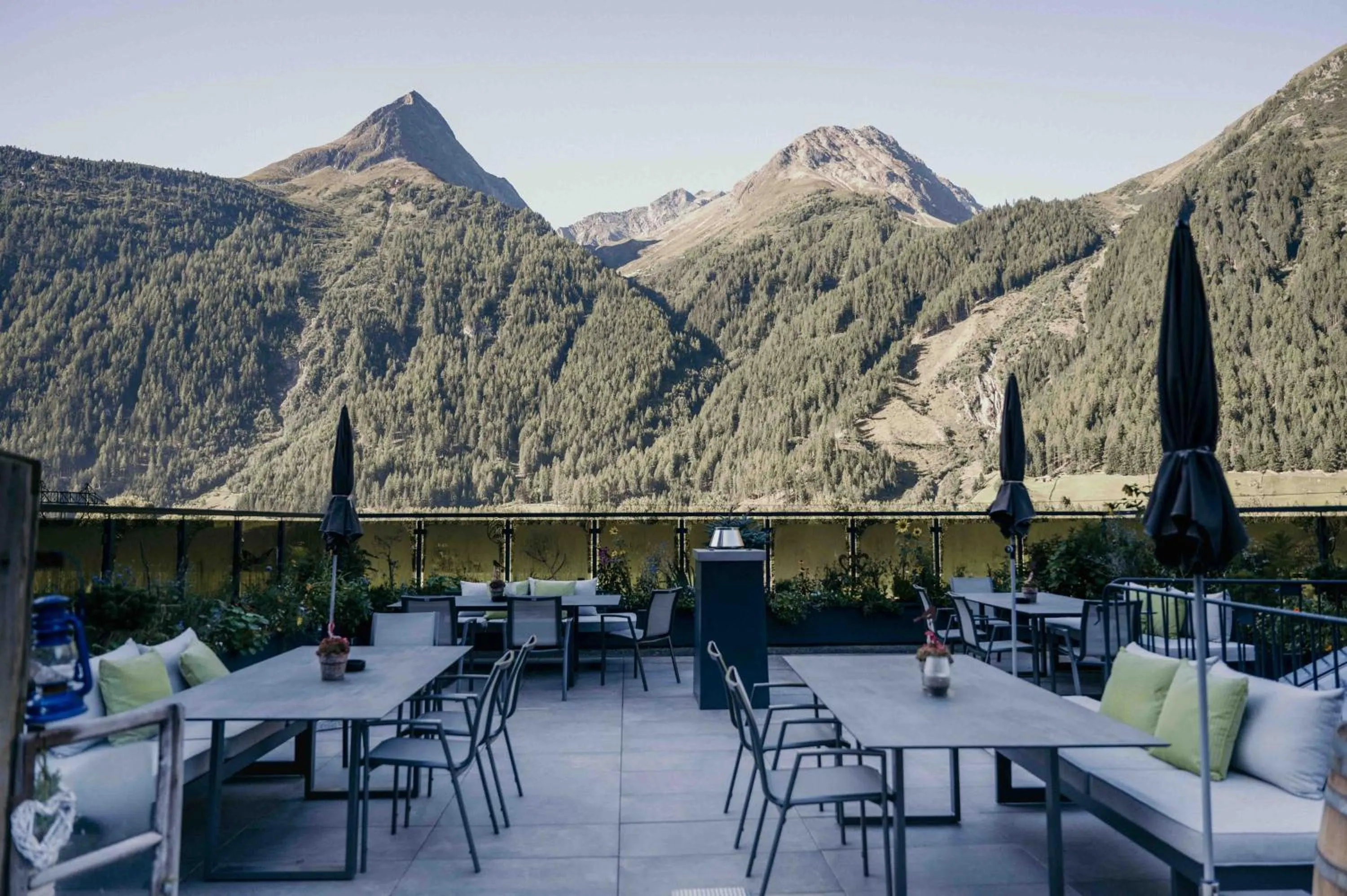 Mountain view in VIER Studios & Restaurant