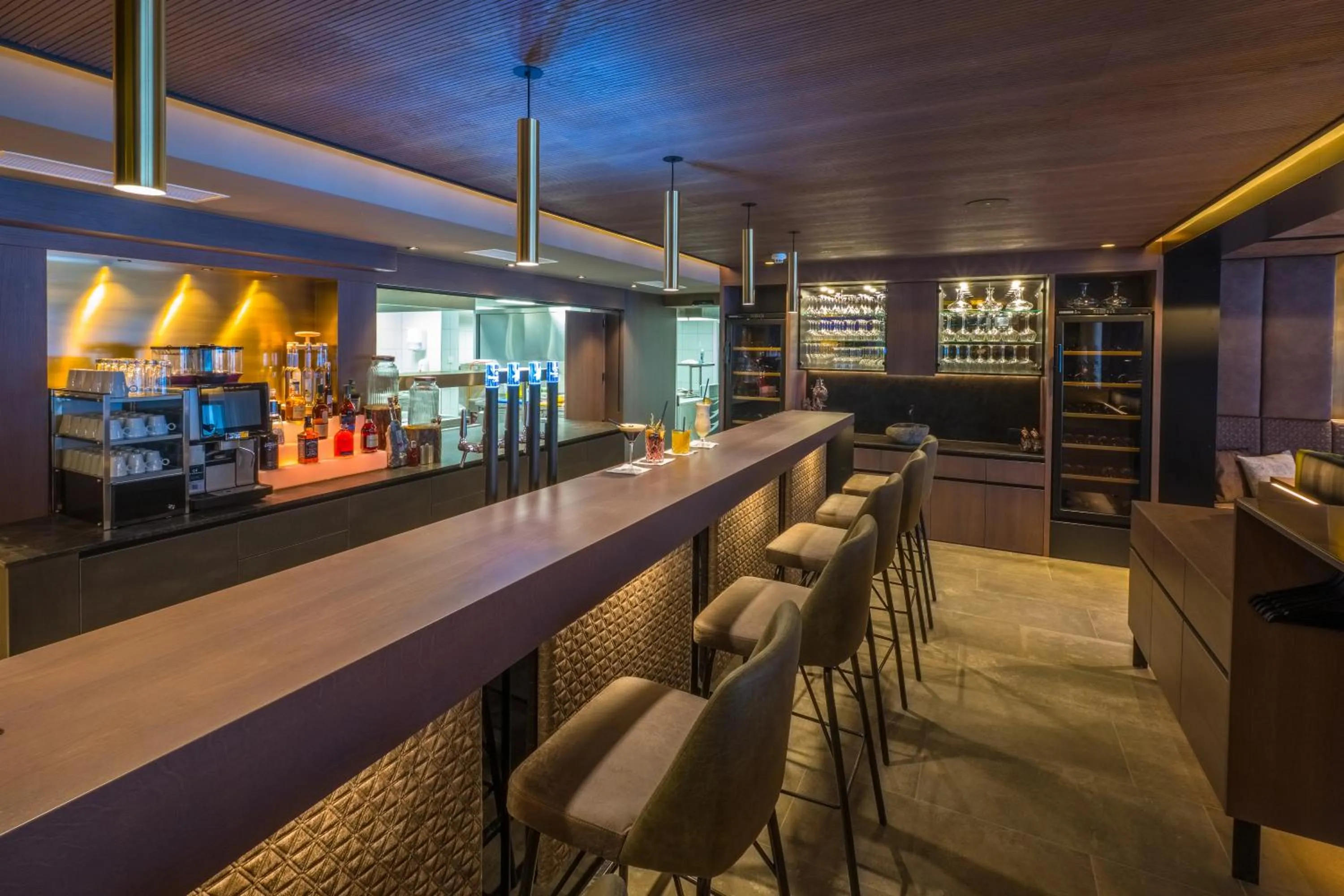 Lounge or bar in VIER Studios & Restaurant