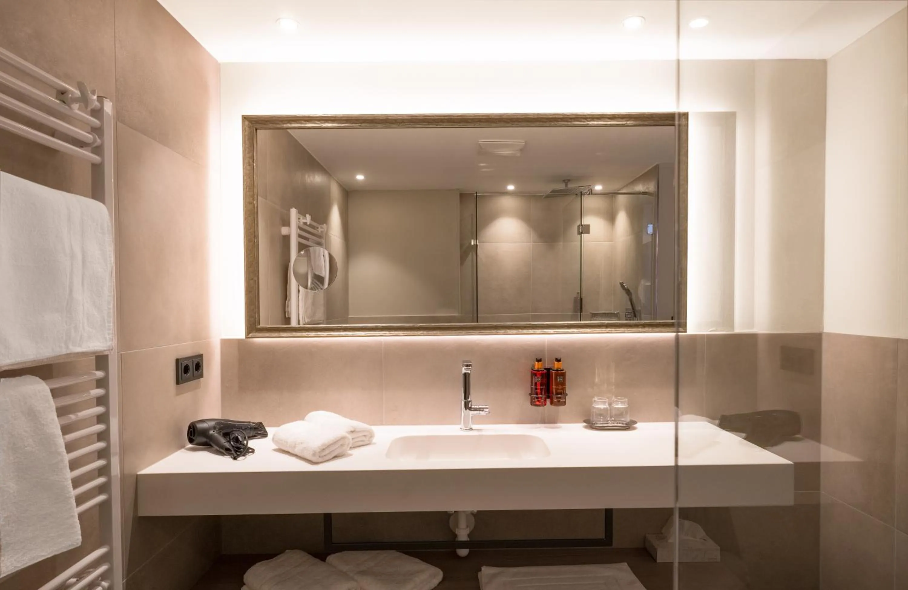 Bathroom in VIER Studios & Restaurant