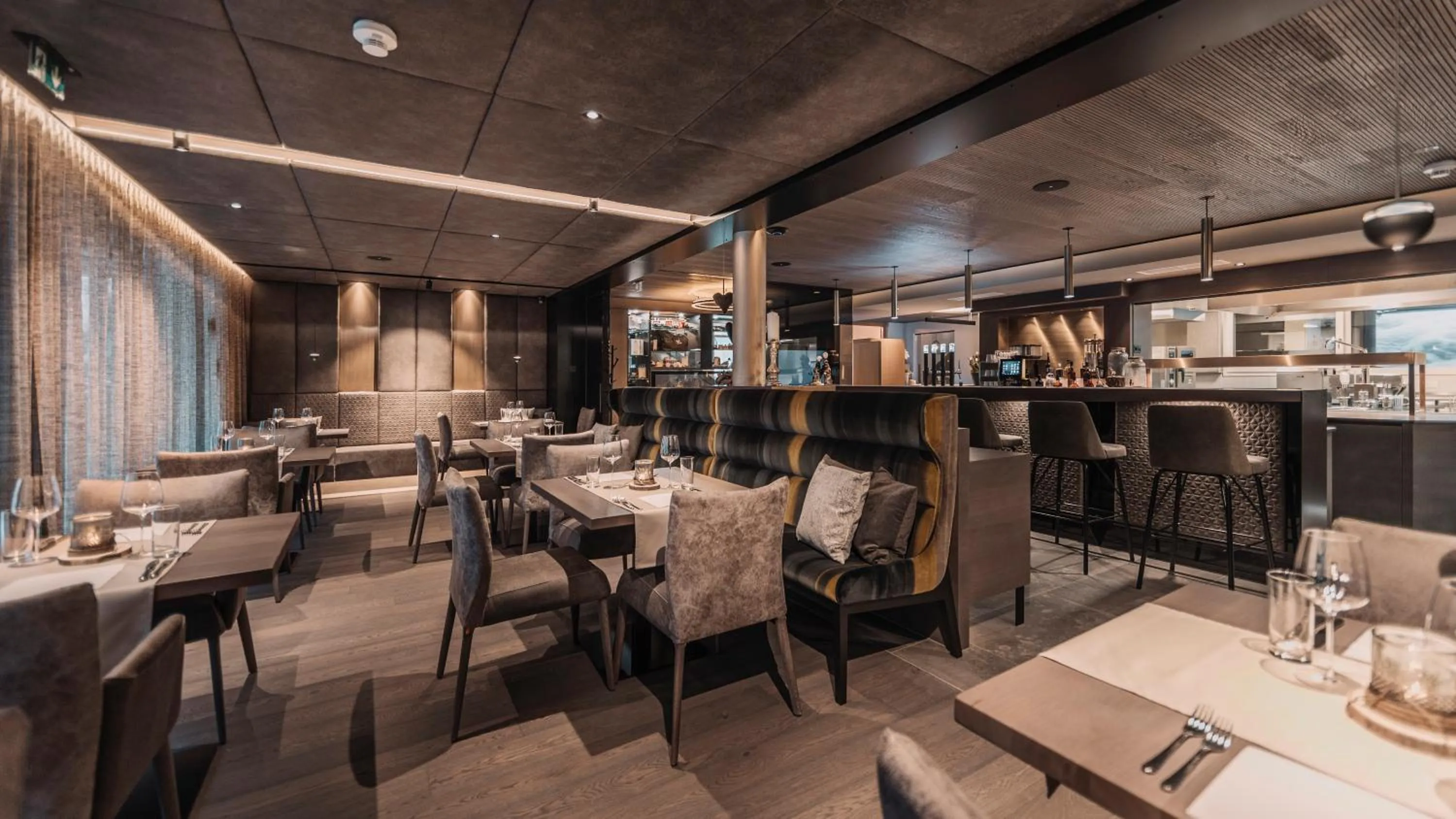 Restaurant/places to eat in VIER Studios & Restaurant