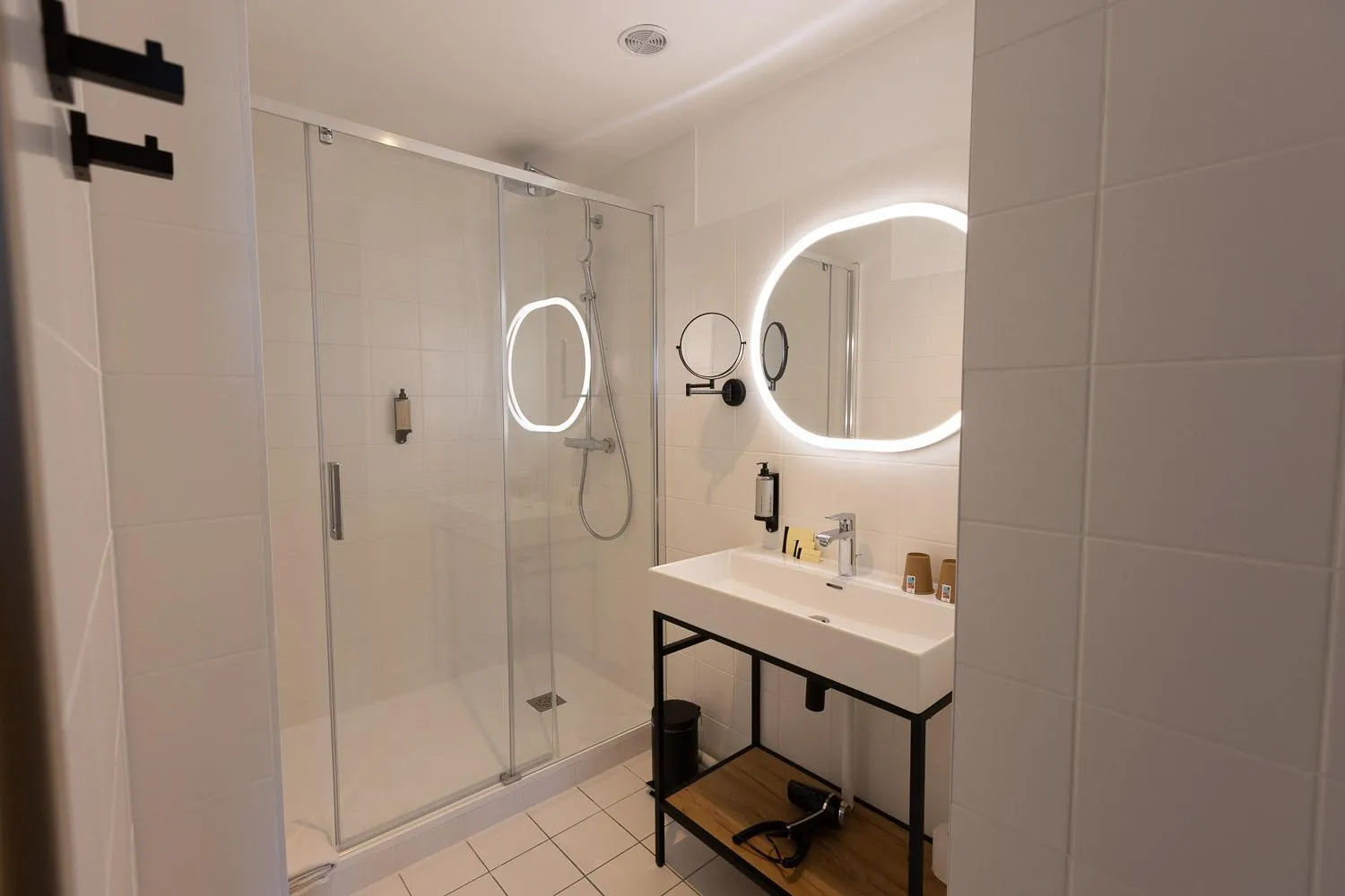 Shower in Logis Hôtel & Restaurant Le Vert Bocage