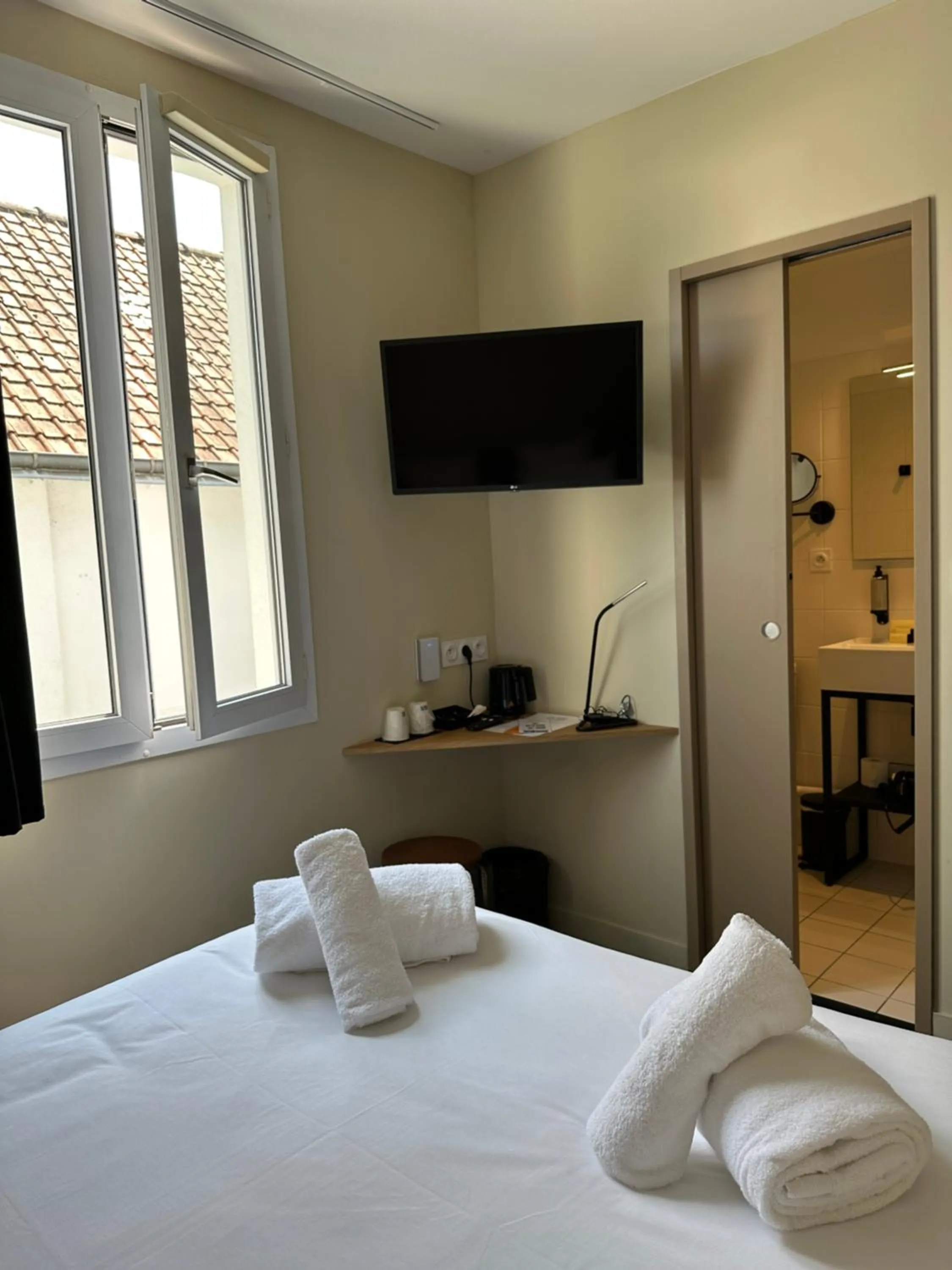 TV and multimedia, Bed in Logis Hôtel & Restaurant Le Vert Bocage
