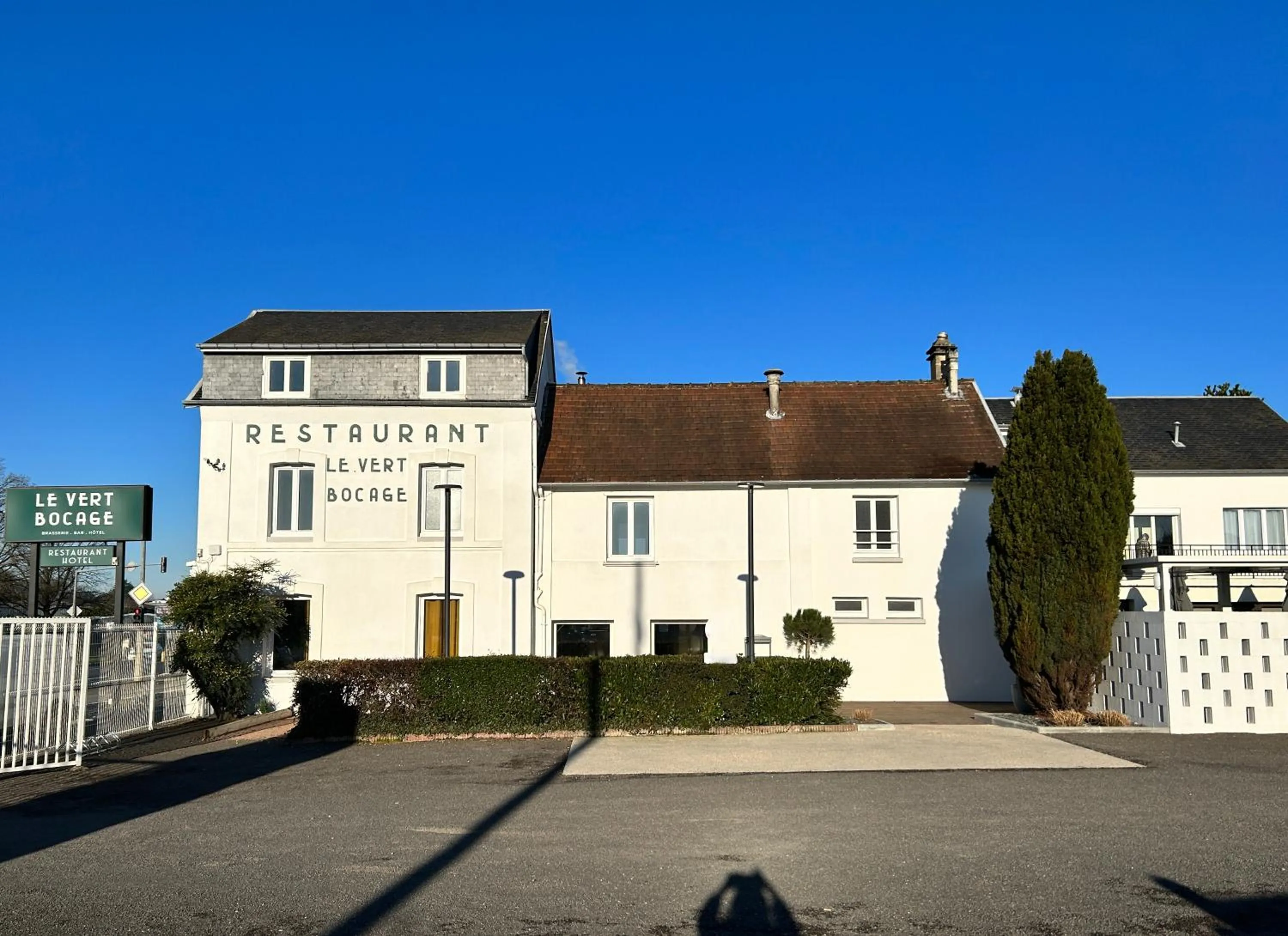 Property building in Logis Hôtel & Restaurant Le Vert Bocage